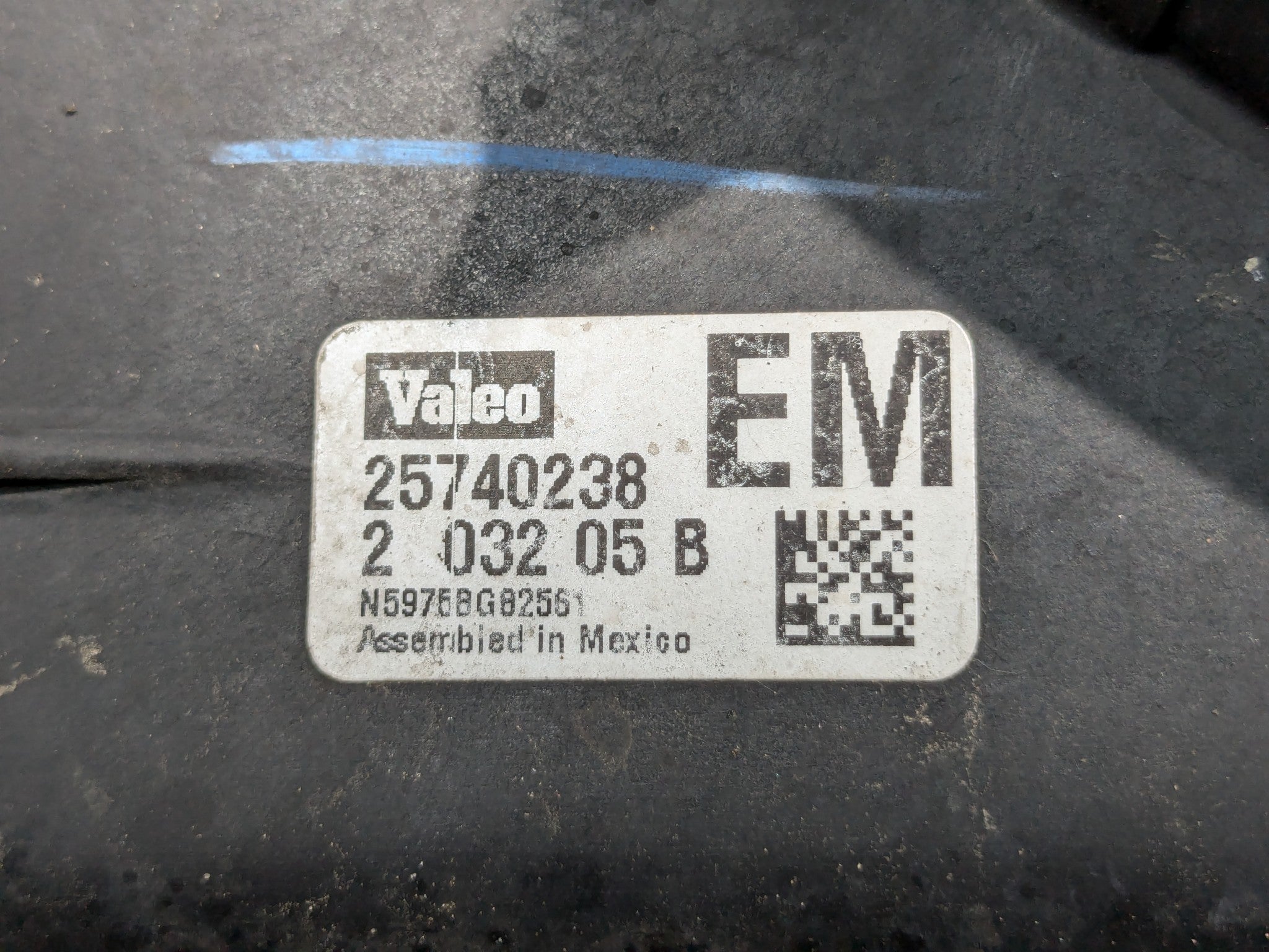 2000 - 2005 CADILLAC DEVILLE OEM ELECTRIC COOLING MOTOR FAN BLADE WITH SHROUD