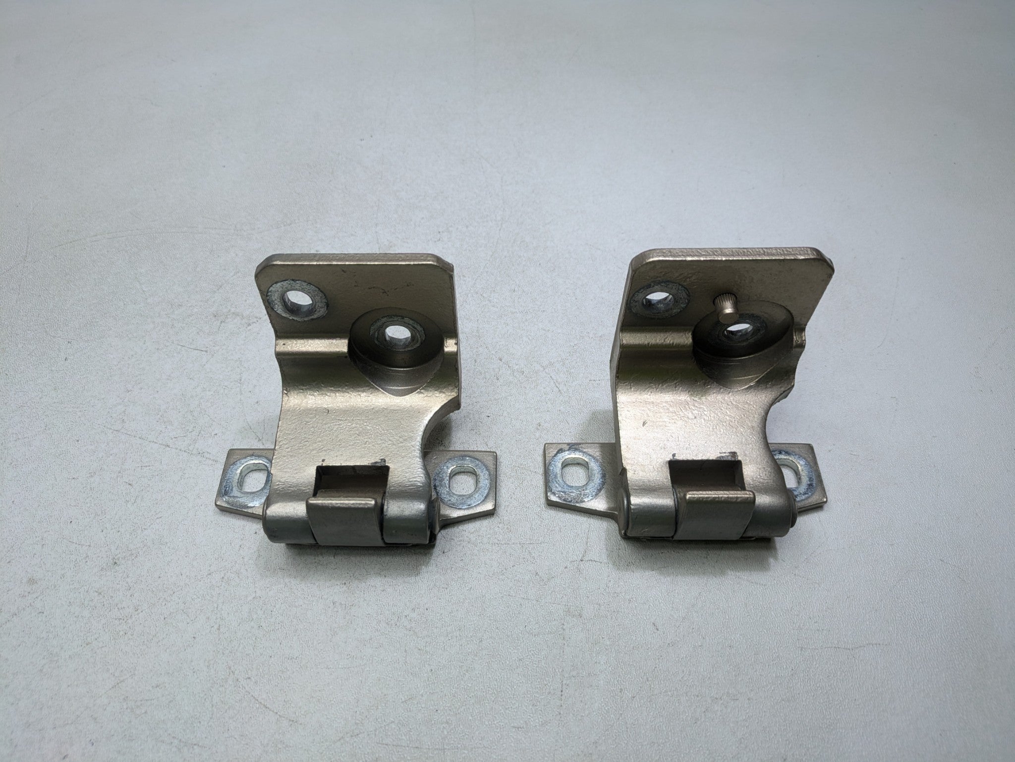 2000 - 2005 CADILLAC DEVILLE OEM DOOR HINGE SET UPPER AND LOWER REAR RIGHT SIDE