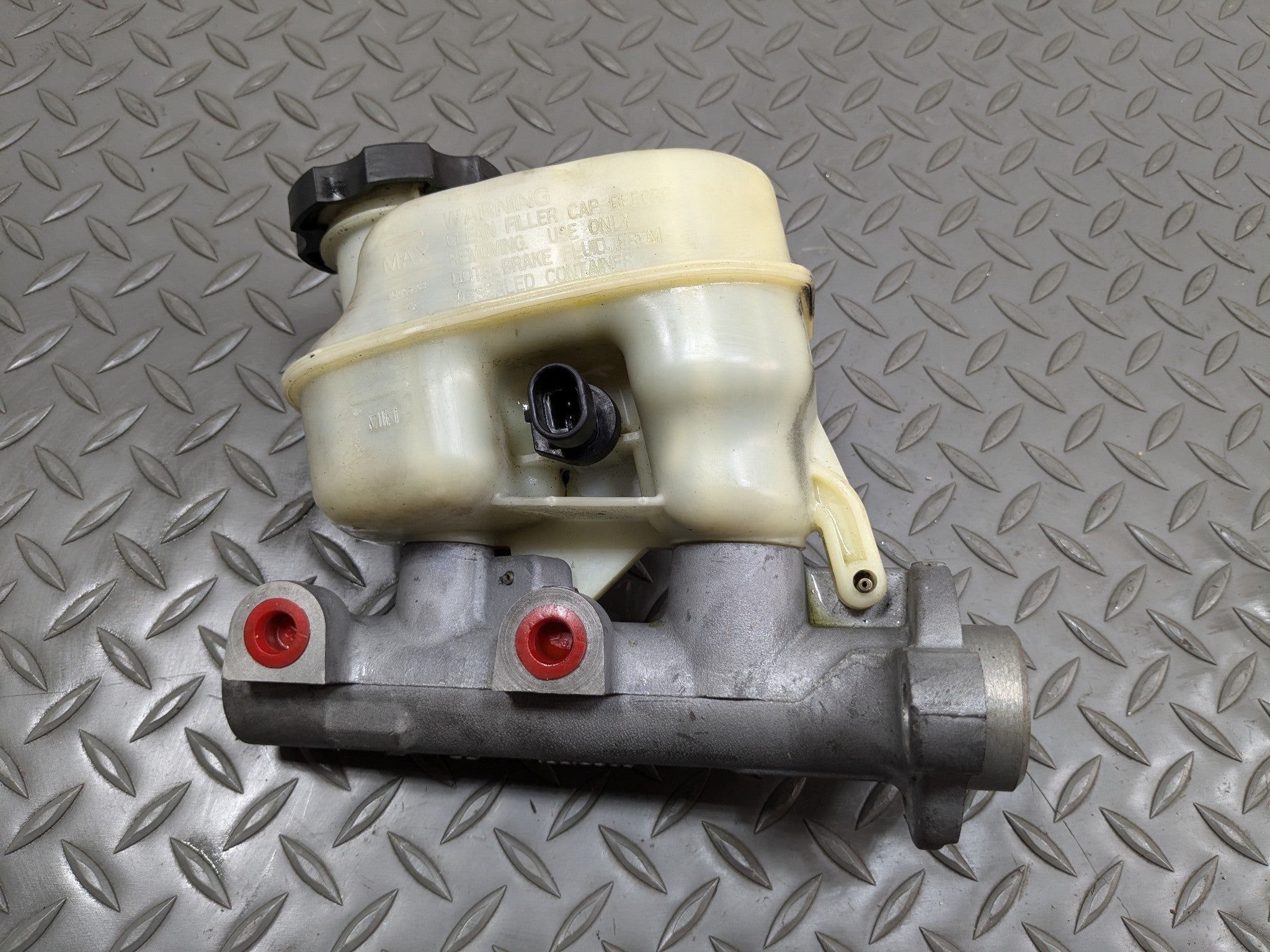 2000 - 2005 CADILLAC DEVILLE OEM BRAKE MASTER CYLINDER WITH RESERVOIR TANK