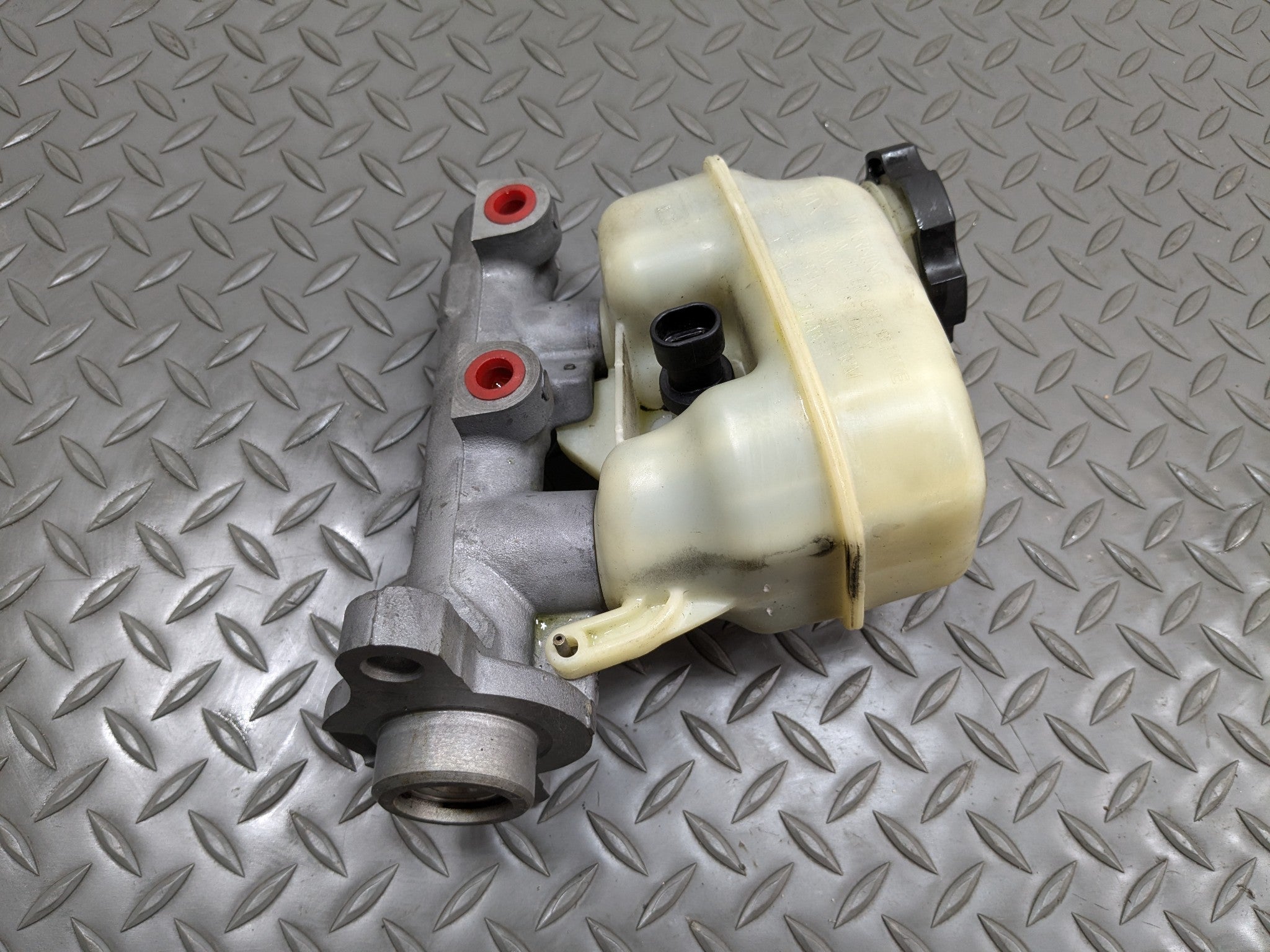2000 - 2005 CADILLAC DEVILLE OEM BRAKE MASTER CYLINDER WITH RESERVOIR TANK