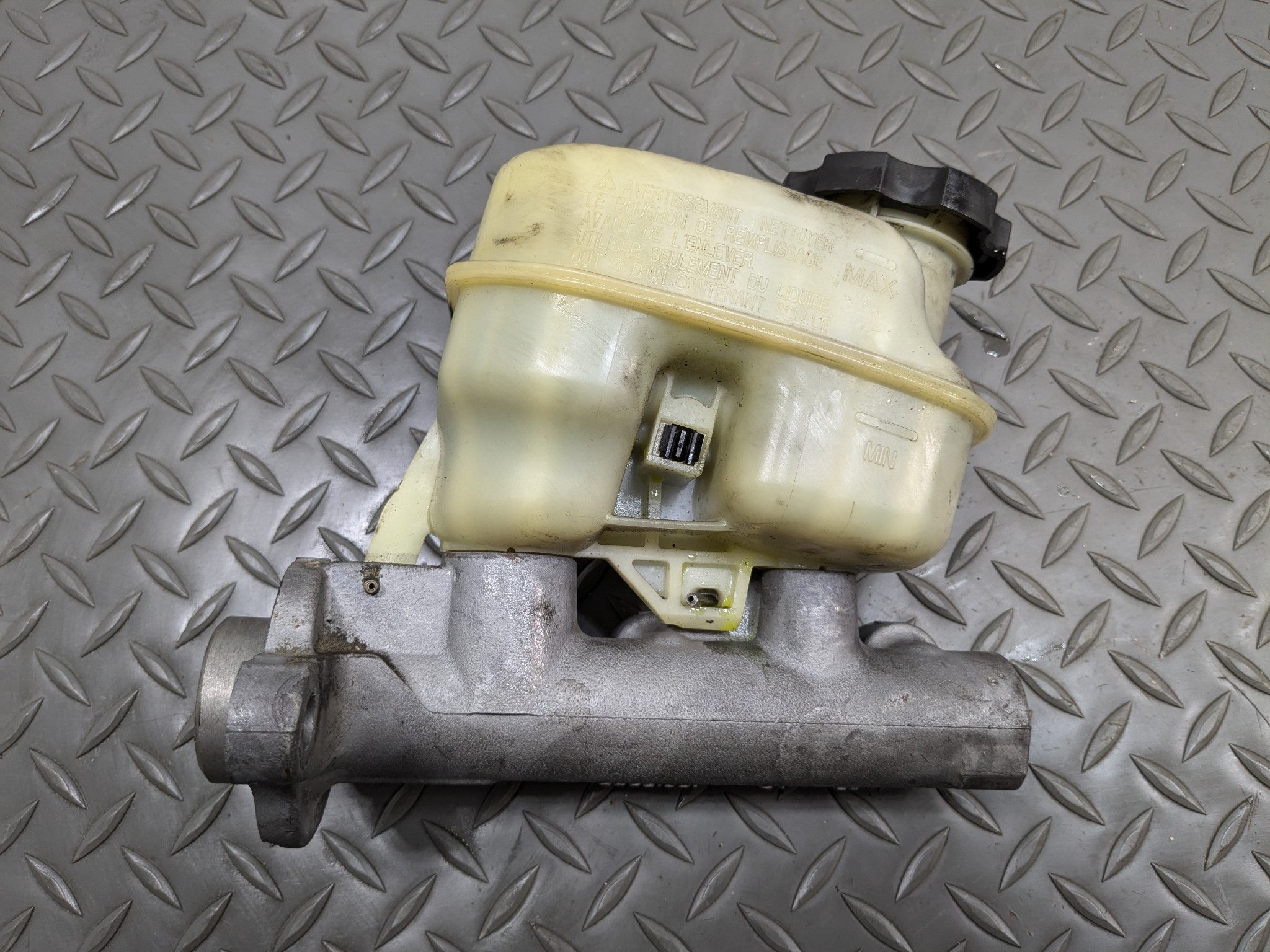 2000 - 2005 CADILLAC DEVILLE OEM BRAKE MASTER CYLINDER WITH RESERVOIR TANK