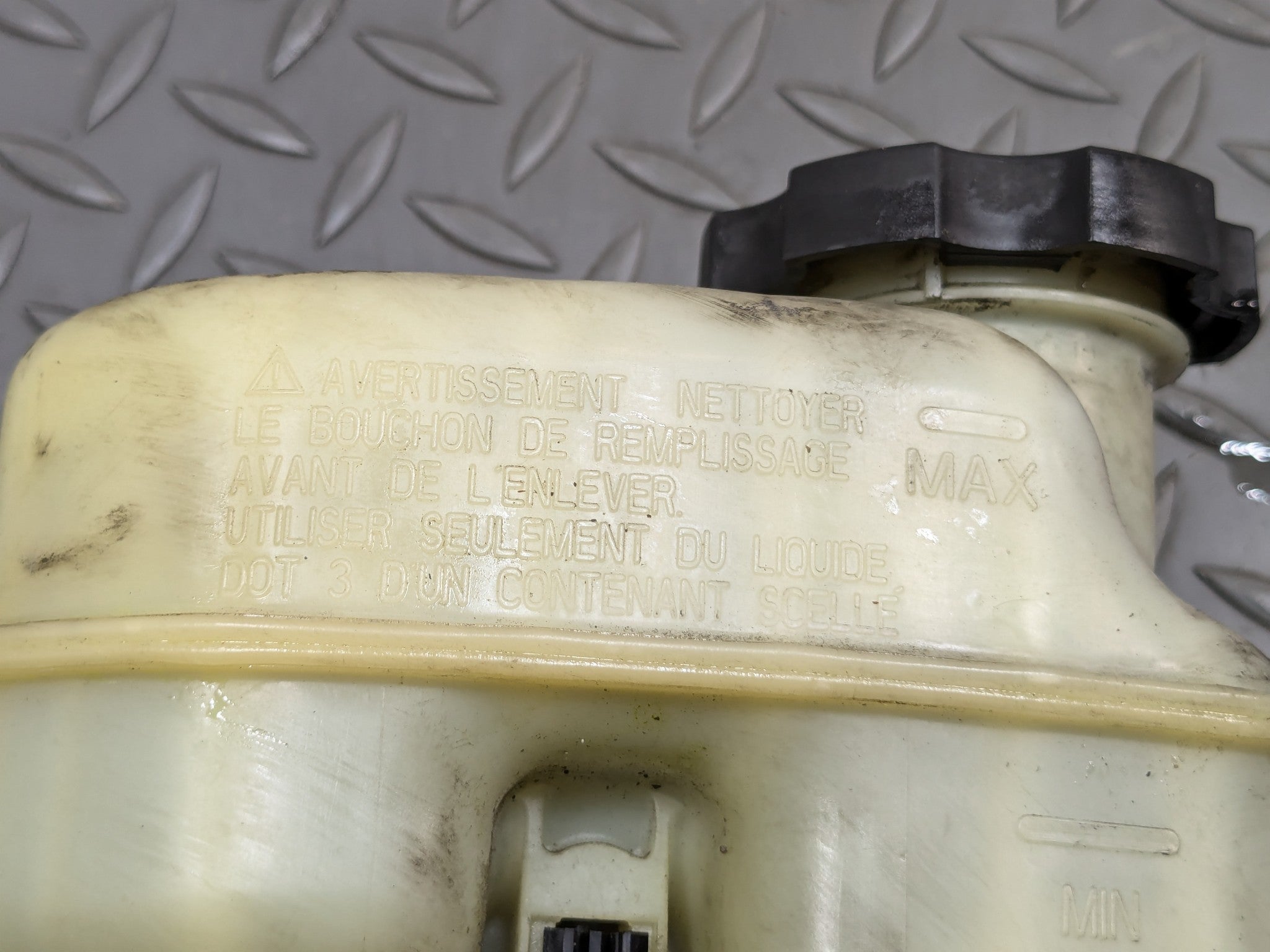 2000 - 2005 CADILLAC DEVILLE OEM BRAKE MASTER CYLINDER WITH RESERVOIR TANK