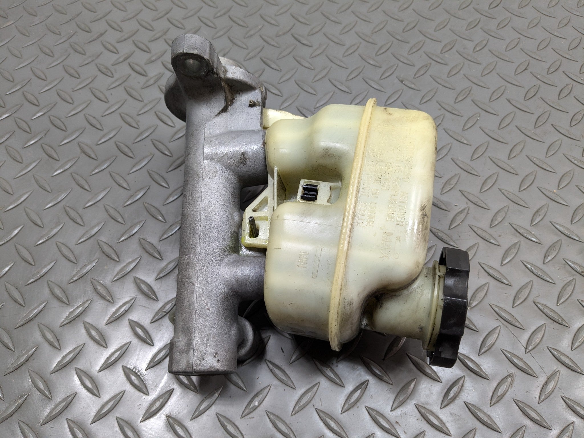 2000 - 2005 CADILLAC DEVILLE OEM BRAKE MASTER CYLINDER WITH RESERVOIR TANK