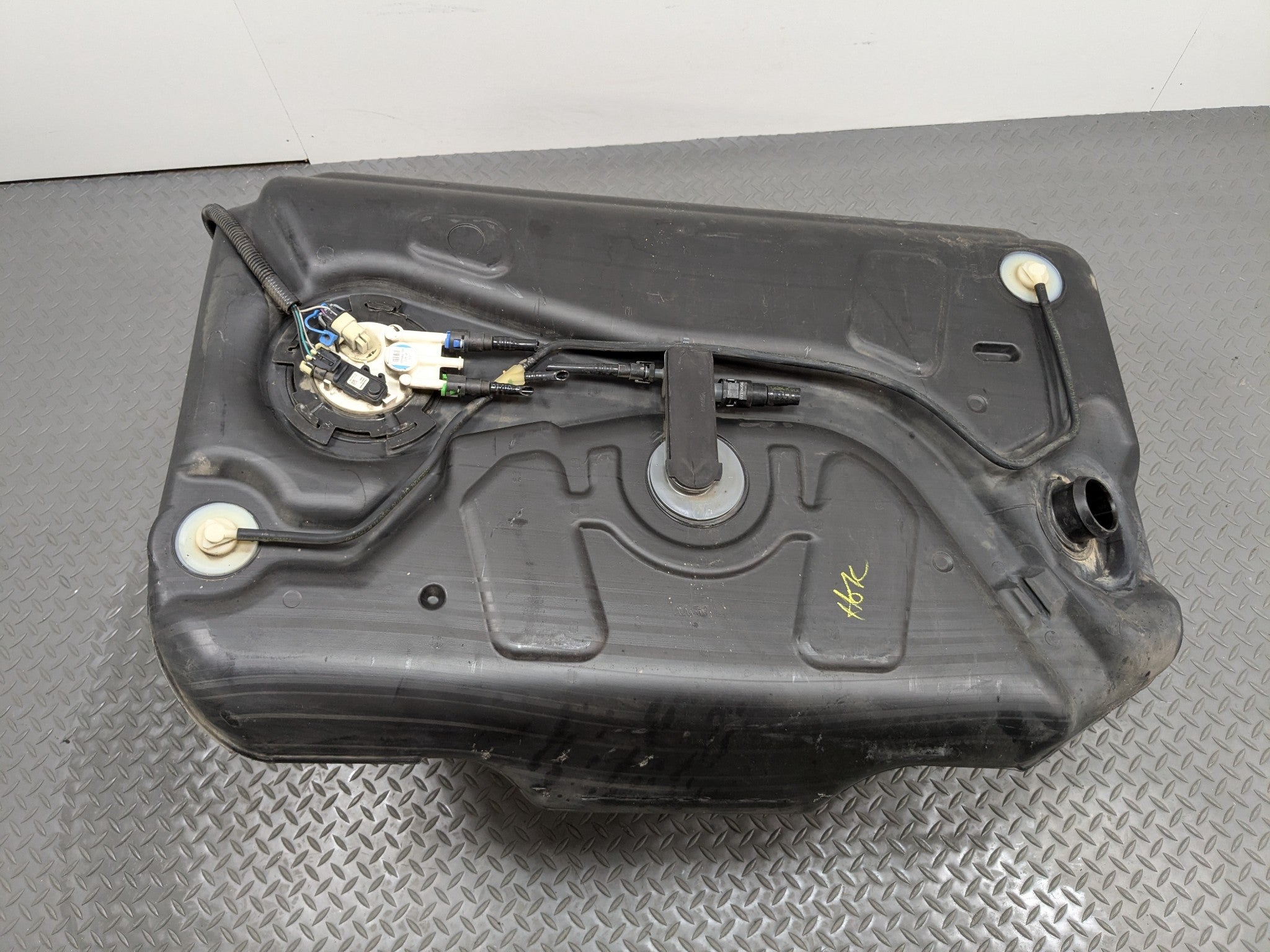 2000 - 2005 CADILLAC DEVILLE OEM GASOLINE GAS FUEL TANK RESERVOIR ASSEMBLY