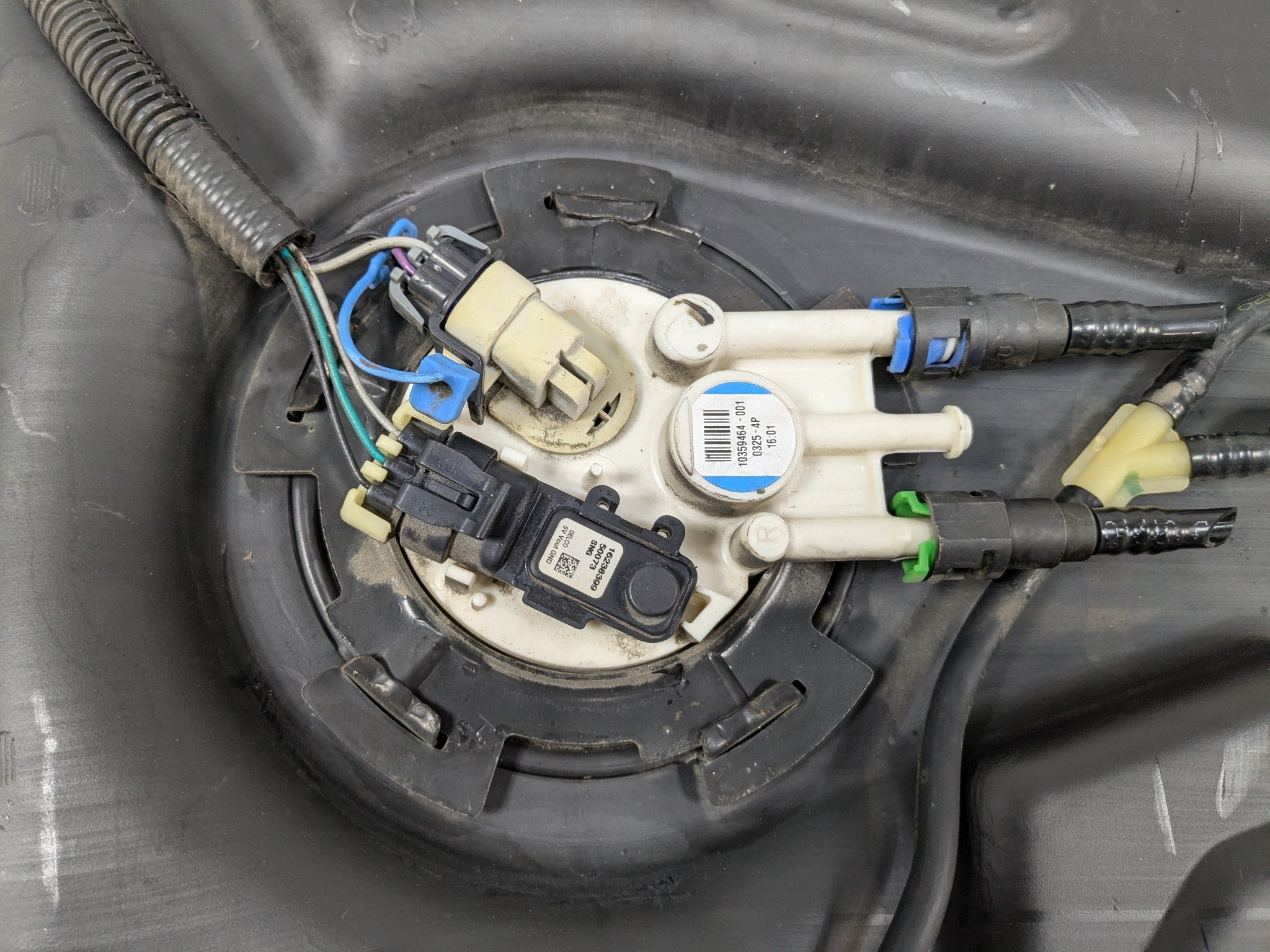 2000 - 2005 CADILLAC DEVILLE OEM GASOLINE GAS FUEL TANK RESERVOIR ASSEMBLY