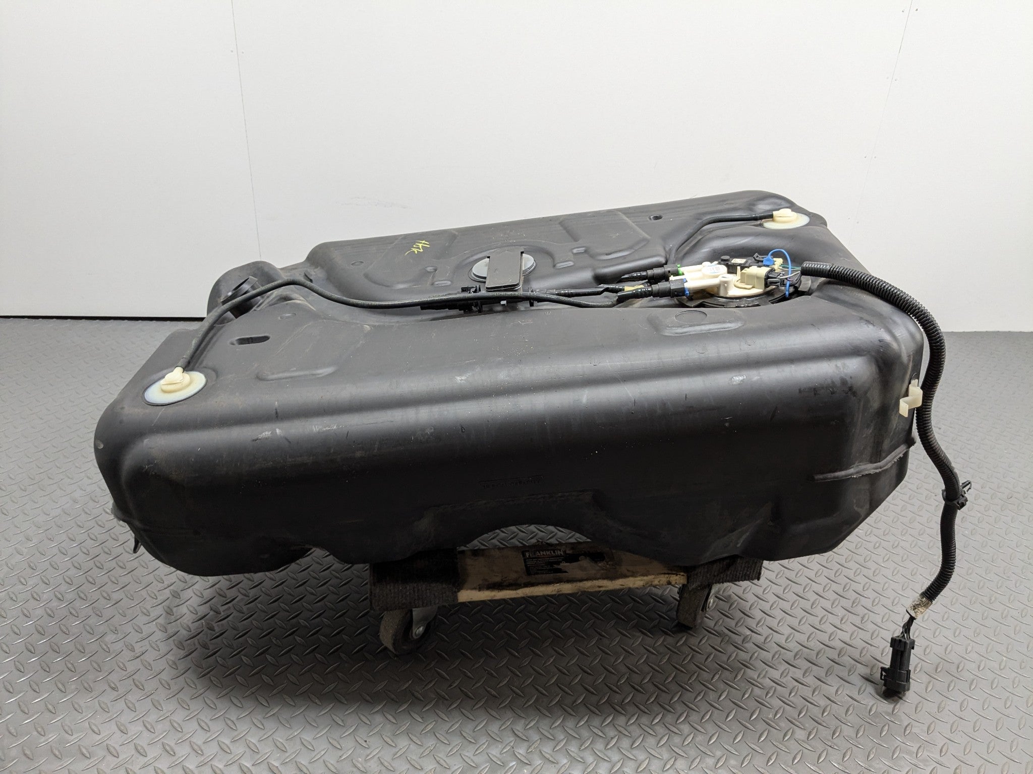 2000 - 2005 CADILLAC DEVILLE OEM GASOLINE GAS FUEL TANK RESERVOIR ASSEMBLY