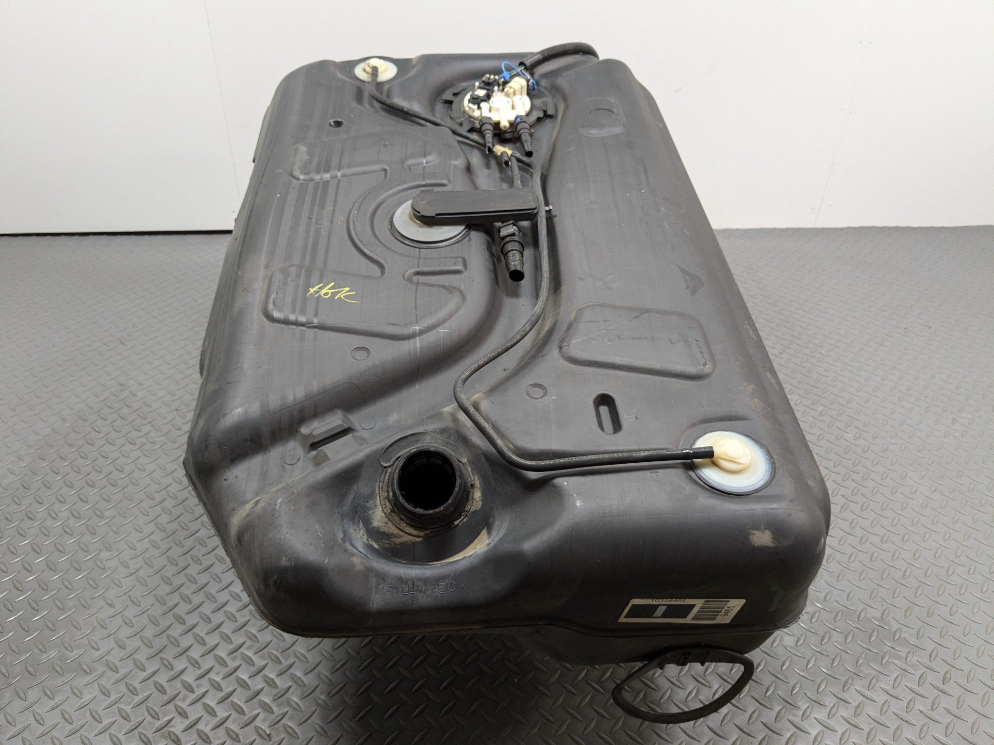 2000 - 2005 CADILLAC DEVILLE OEM GASOLINE GAS FUEL TANK RESERVOIR ASSEMBLY
