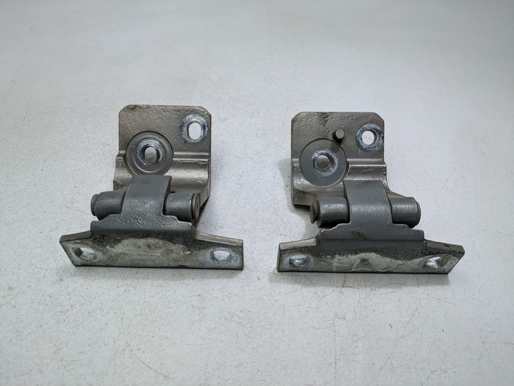 2000 - 2005 CADILLAC DEVILLE OEM DOOR HINGE SET UPPER AND LOWER FRONT LEFT SIDE