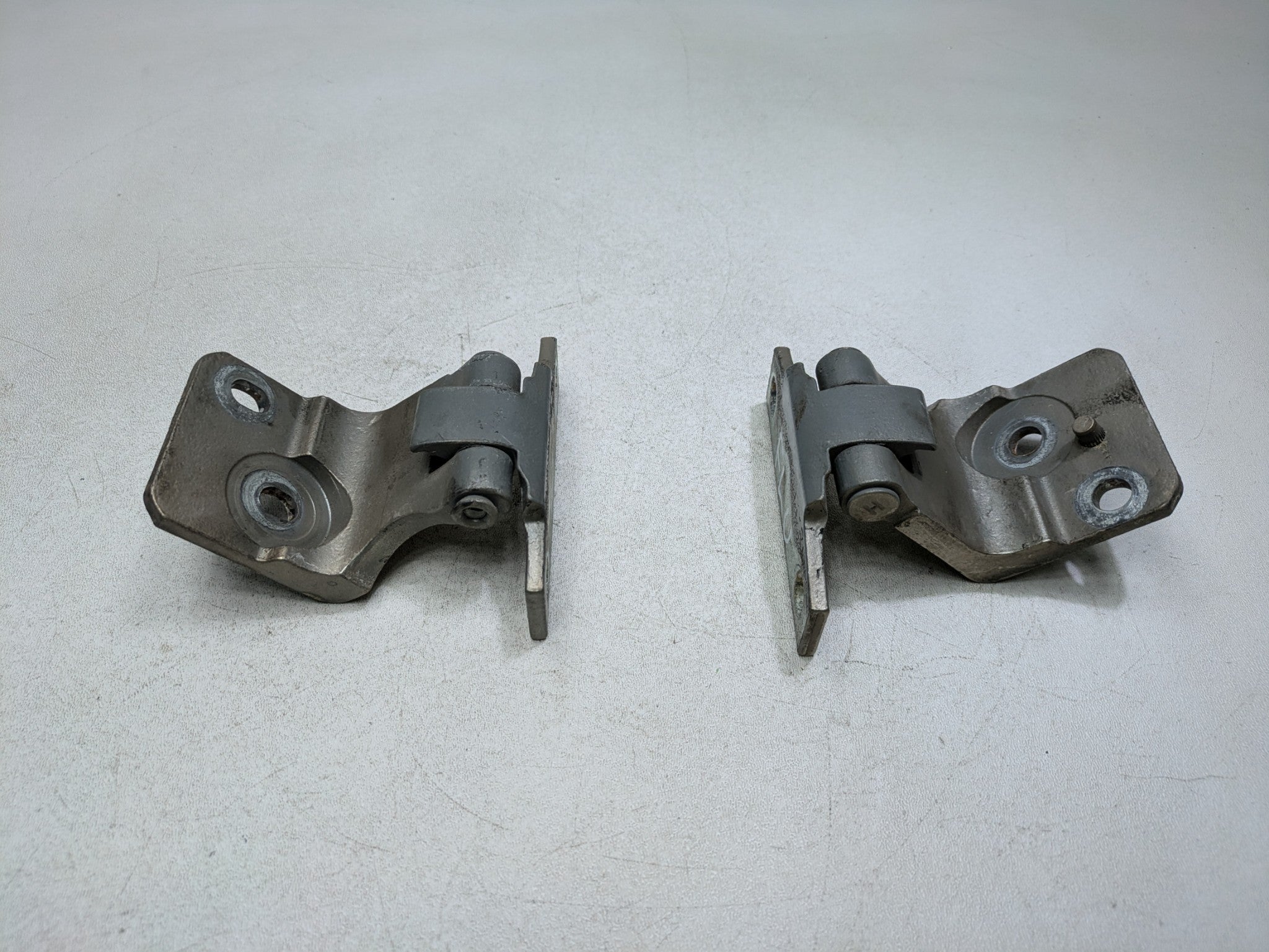2000 - 2005 CADILLAC DEVILLE OEM DOOR HINGE SET UPPER AND LOWER FRONT LEFT SIDE