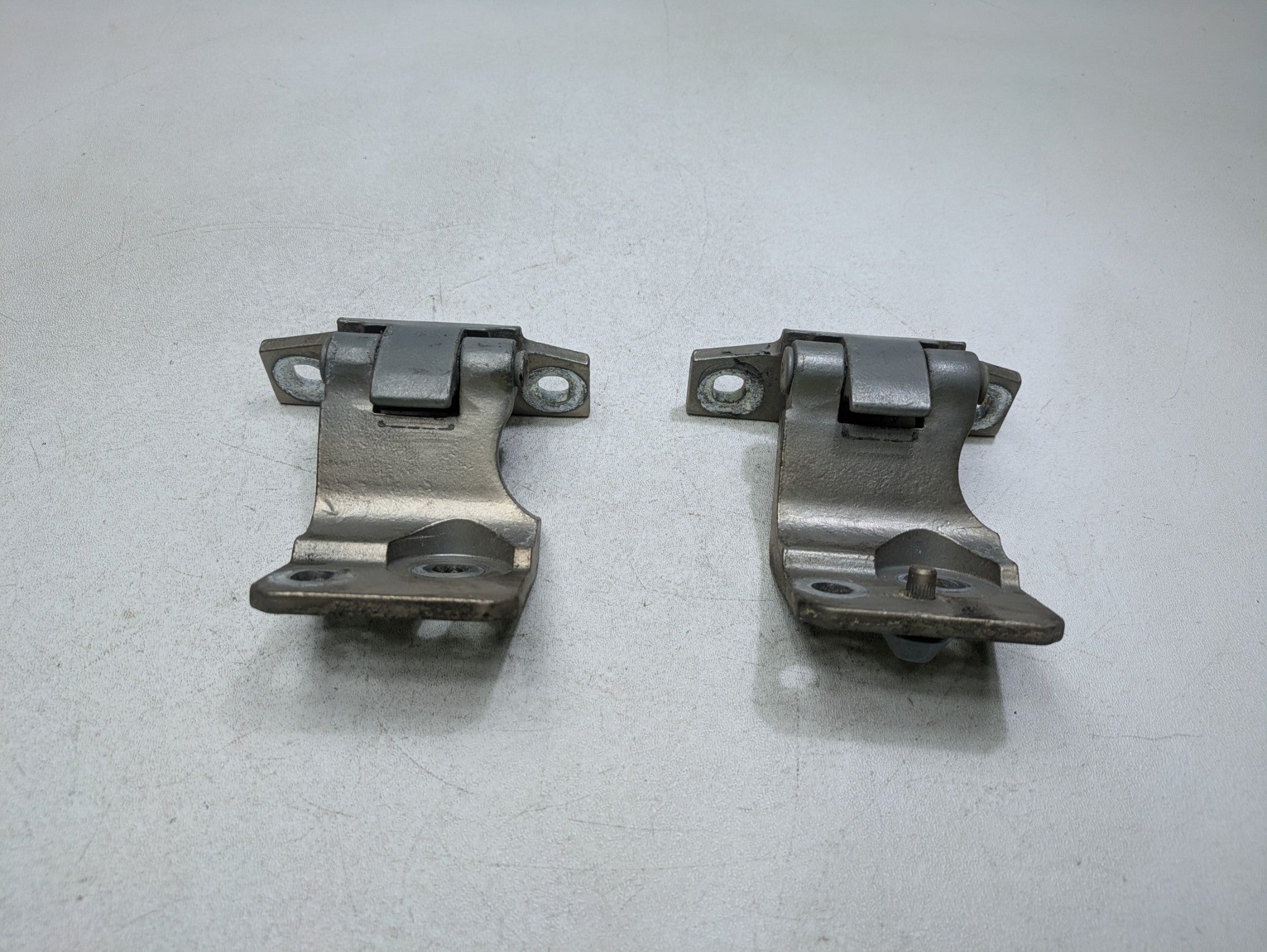 2000 - 2005 CADILLAC DEVILLE OEM DOOR HINGE SET UPPER AND LOWER FRONT LEFT SIDE