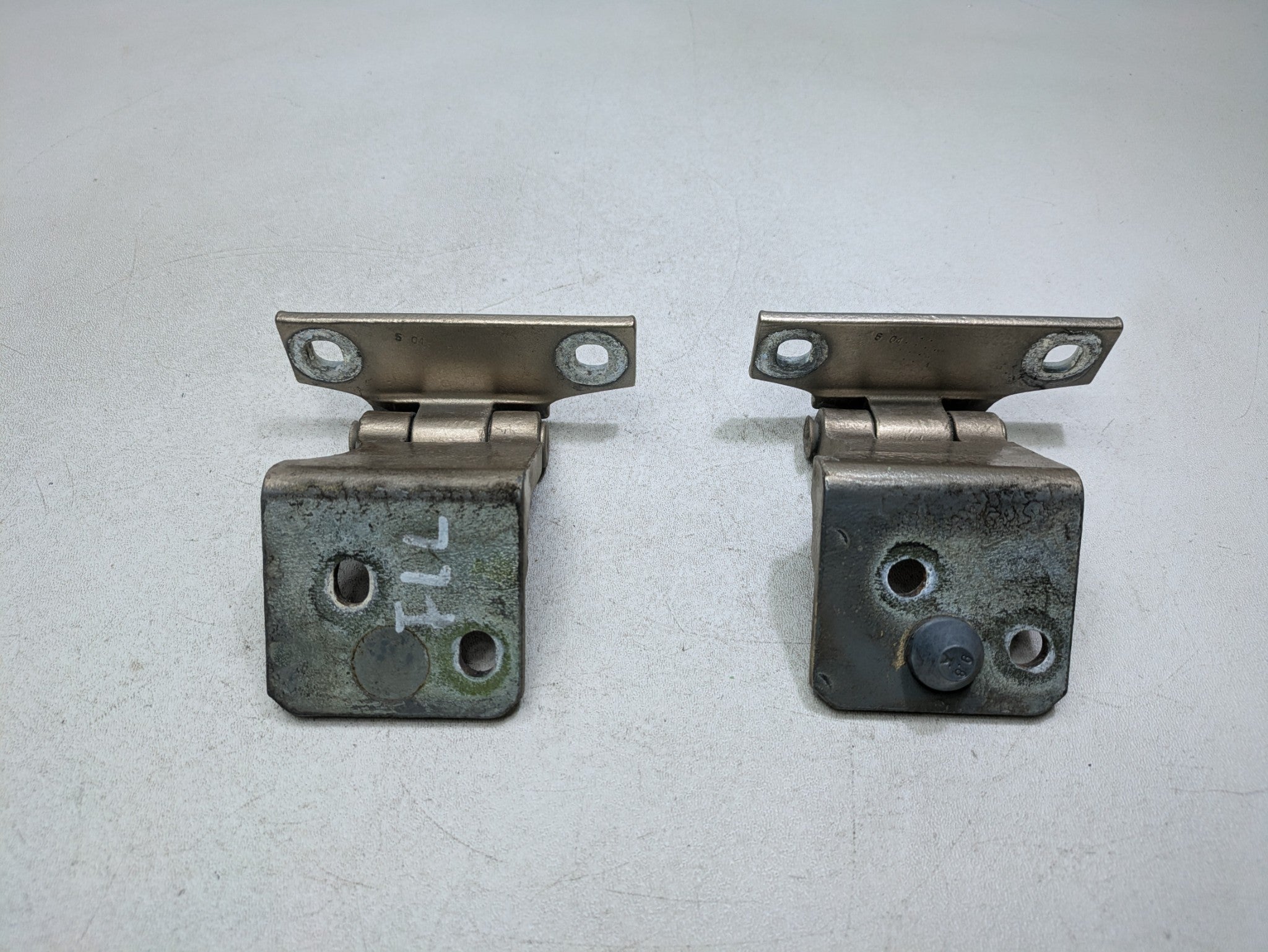 2000 - 2005 CADILLAC DEVILLE OEM DOOR HINGE SET UPPER AND LOWER FRONT LEFT SIDE