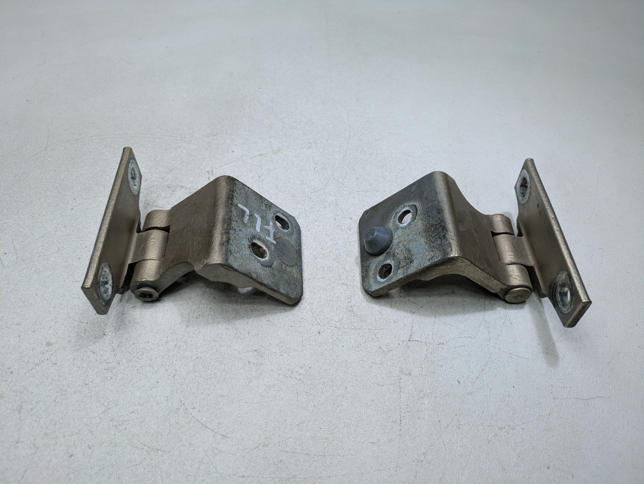 2000 - 2005 CADILLAC DEVILLE OEM DOOR HINGE SET UPPER AND LOWER FRONT LEFT SIDE