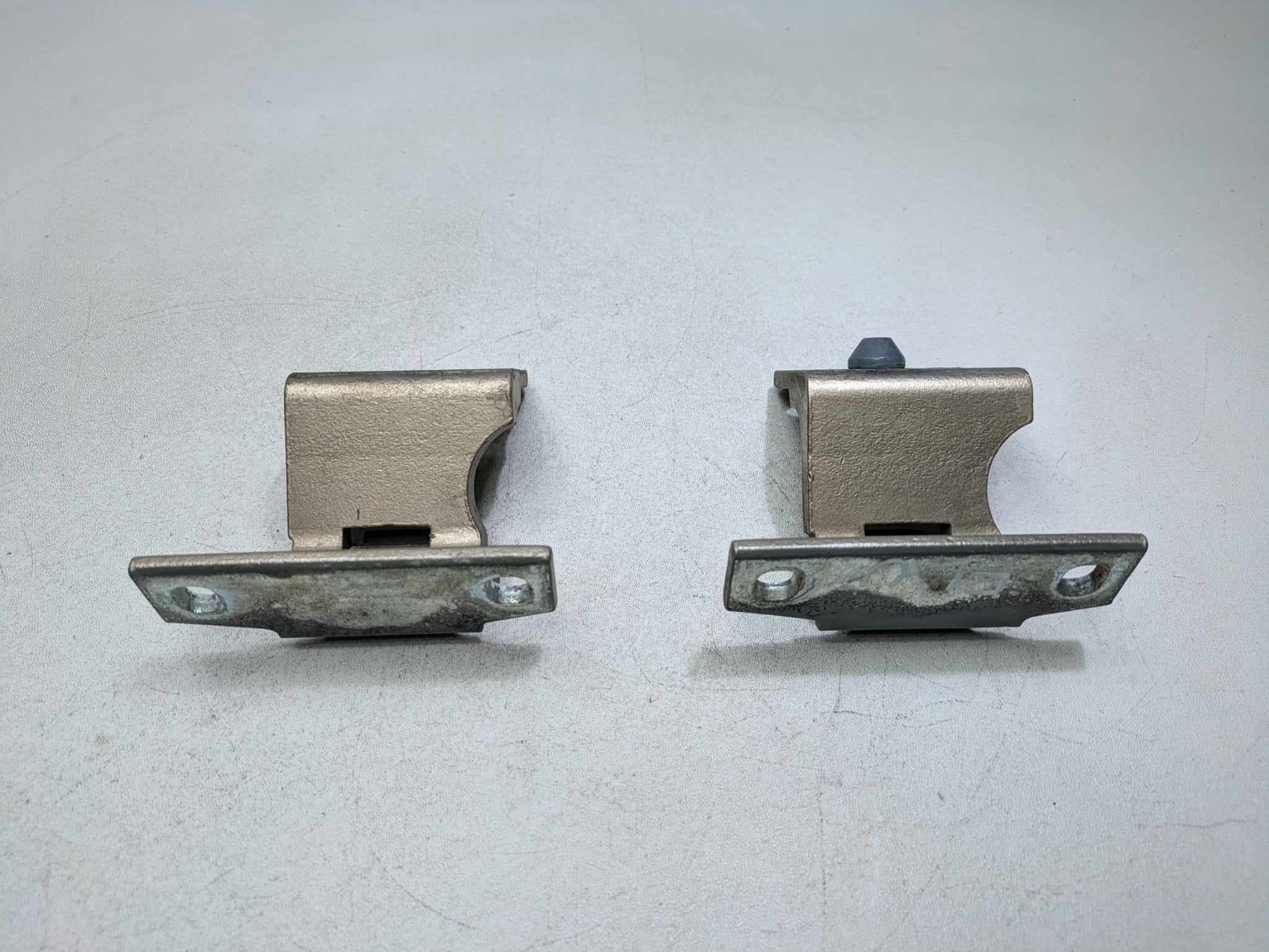 2000 - 2005 CADILLAC DEVILLE OEM DOOR HINGE SET UPPER AND LOWER FRONT LEFT SIDE