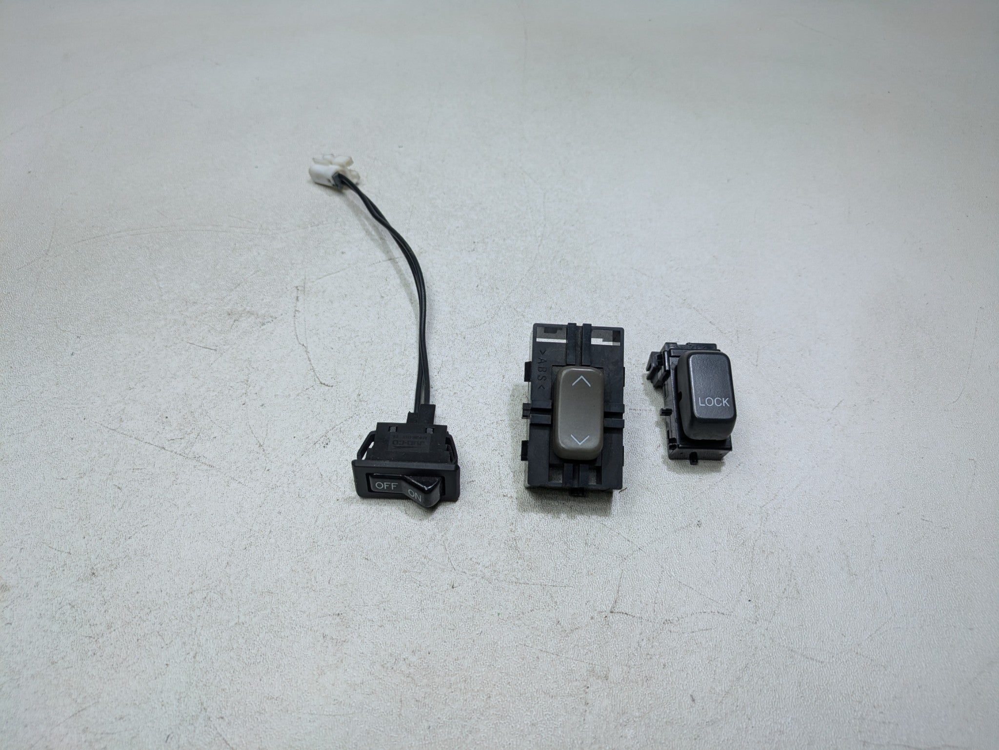 2000 - 2005 CADILLAC DEVILLE OEM DOOR WINDOW SWITCH FRONT RIGHT PASSENGER SIDE