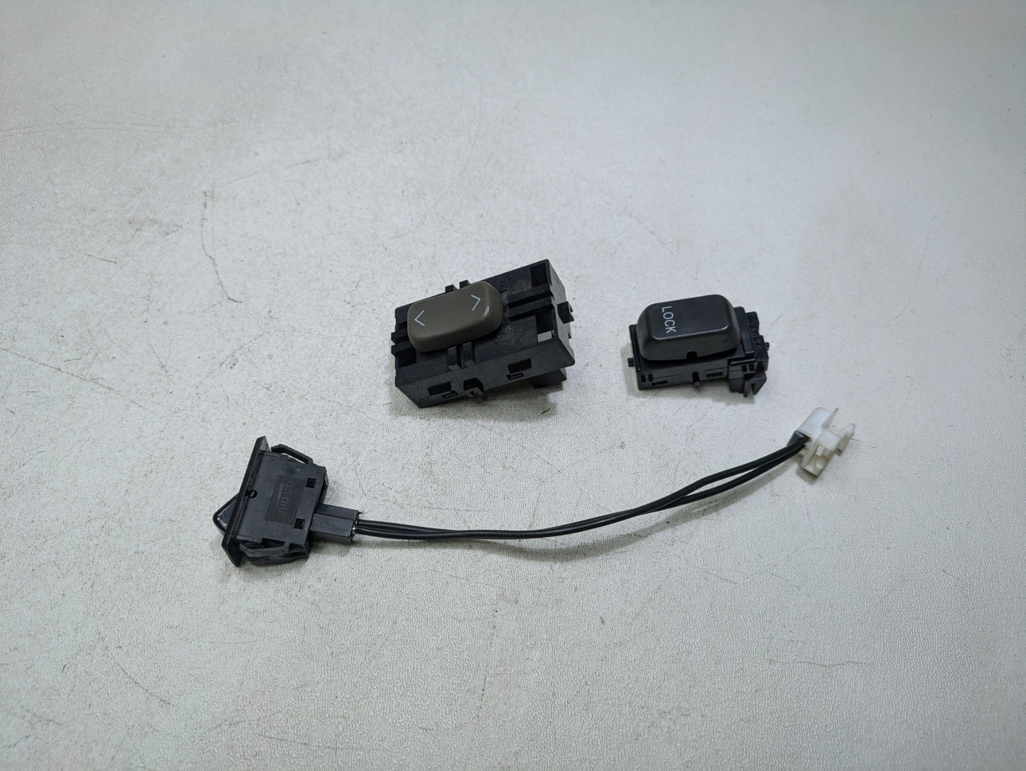 2000 - 2005 CADILLAC DEVILLE OEM DOOR WINDOW SWITCH FRONT RIGHT PASSENGER SIDE