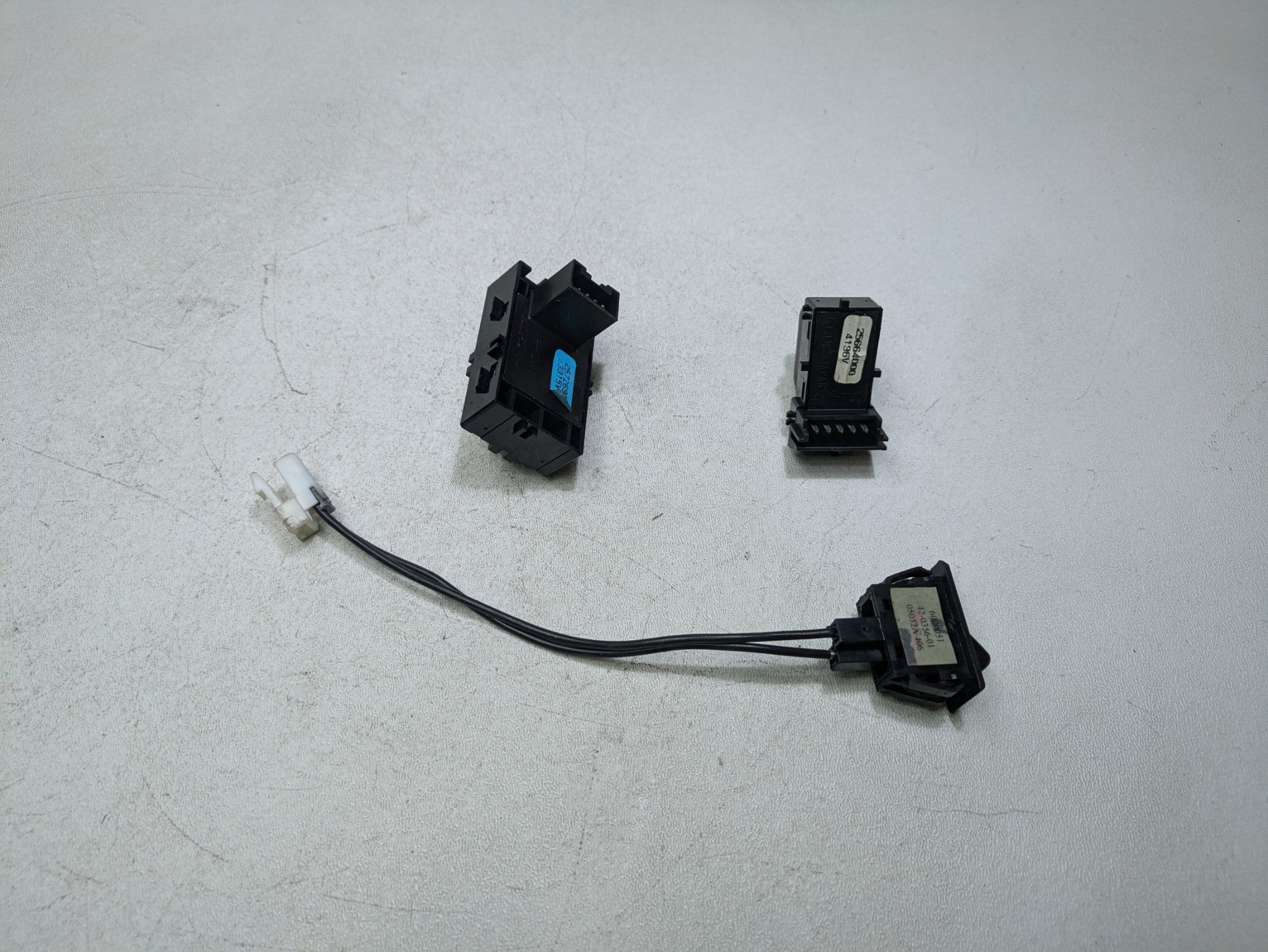 2000 - 2005 CADILLAC DEVILLE OEM DOOR WINDOW SWITCH FRONT RIGHT PASSENGER SIDE
