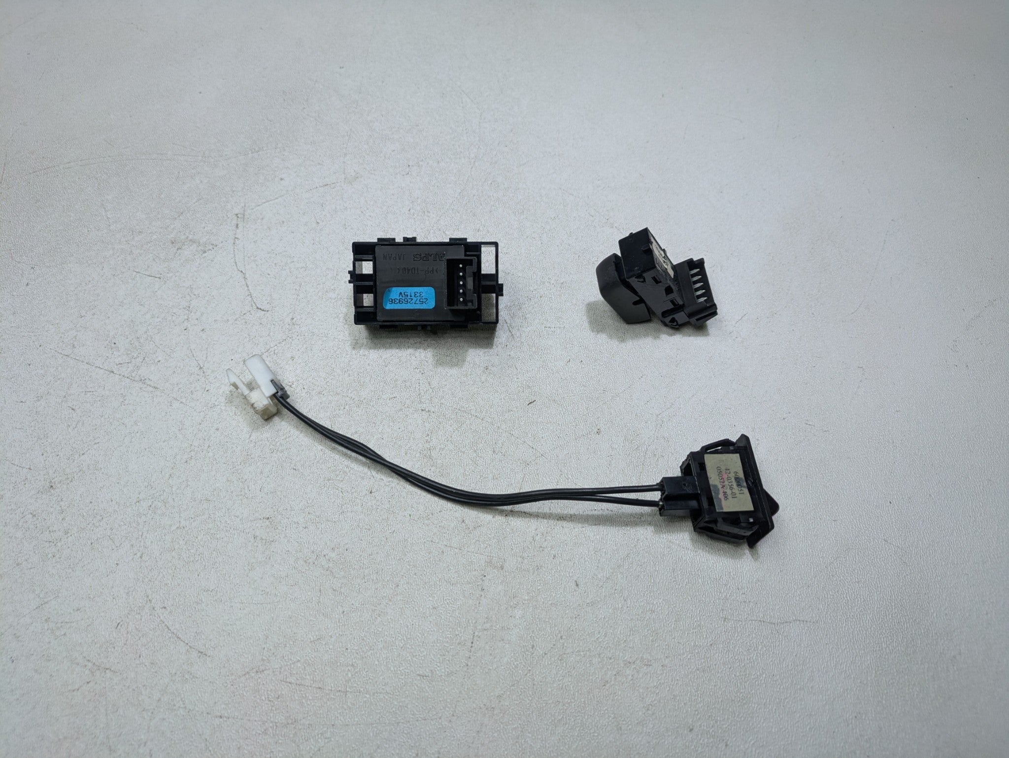 2000 - 2005 CADILLAC DEVILLE OEM DOOR WINDOW SWITCH FRONT RIGHT PASSENGER SIDE