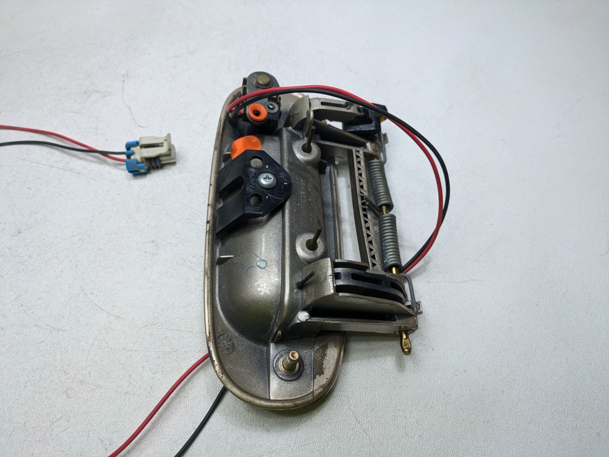 2000 - 2005 CADILLAC DEVILLE OEM EXTERIOR DOOR HANDLE FRONT LEFT DRIVER SIDE