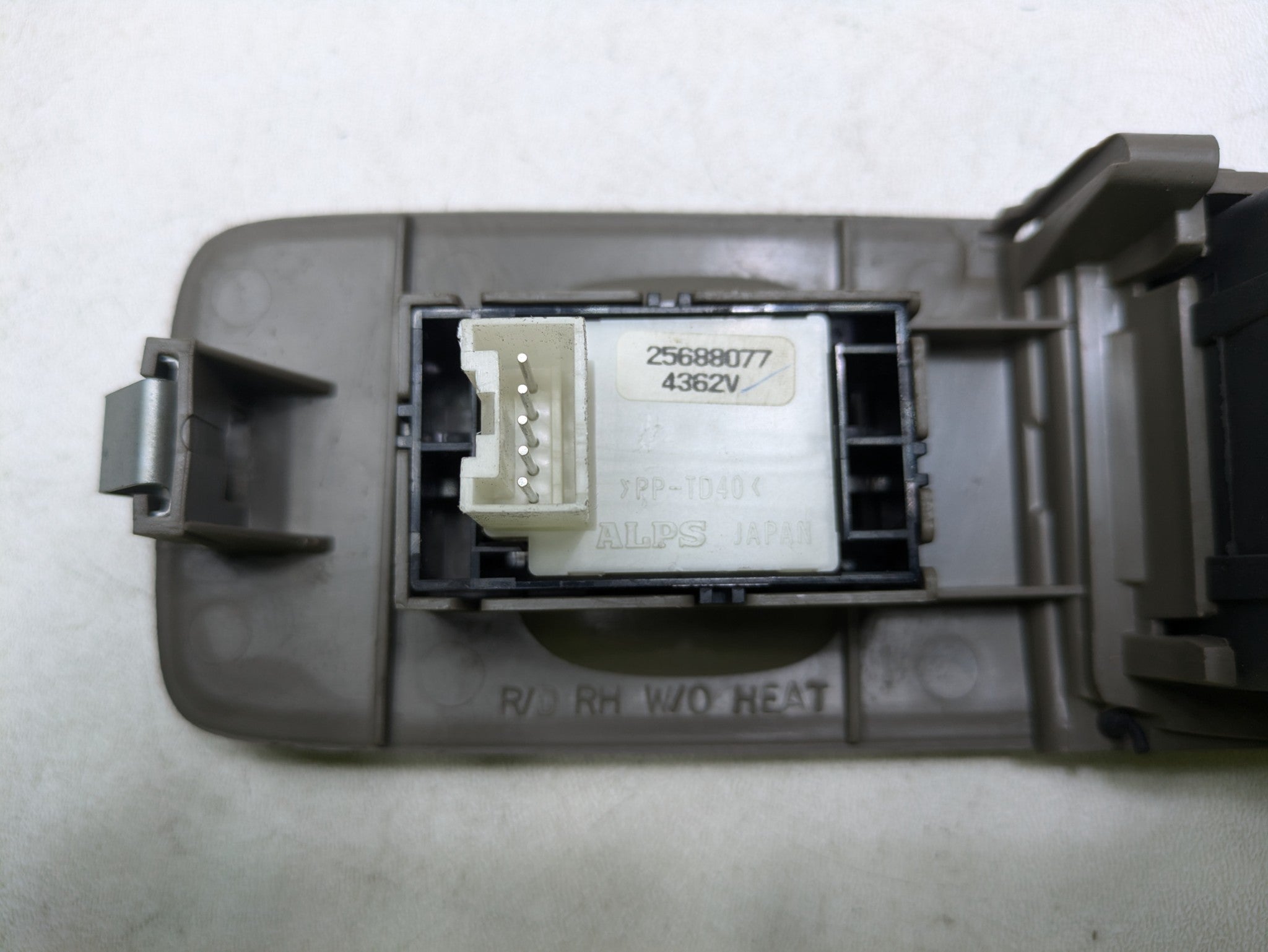 00 - 05 CADILLAC DEVILLE OEM POWER DOOR WINDOW SWITCH REAR RIGHT PASSENGER SIDE
