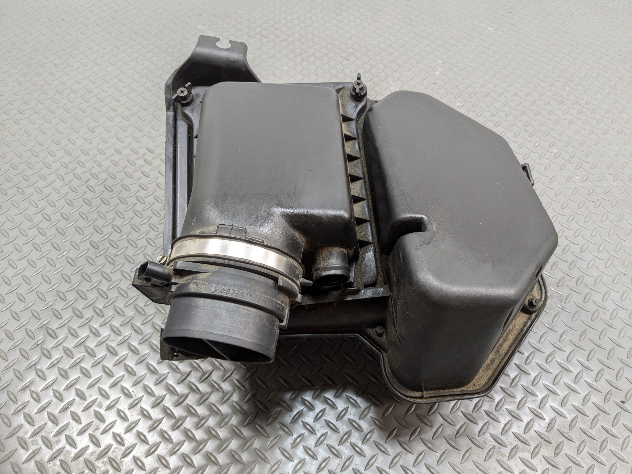 2000 - 2005 CADILLAC DEVILLE OEM AIR CLEANER INTAKE FILTER HOUSING BOX ASSEMBLY