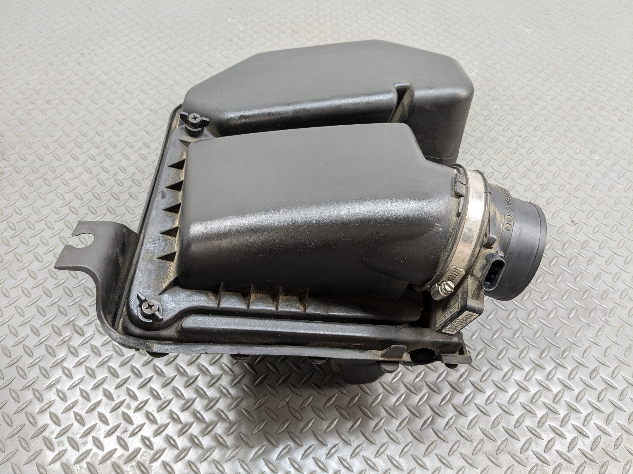 2000 - 2005 CADILLAC DEVILLE OEM AIR CLEANER INTAKE FILTER HOUSING BOX ASSEMBLY