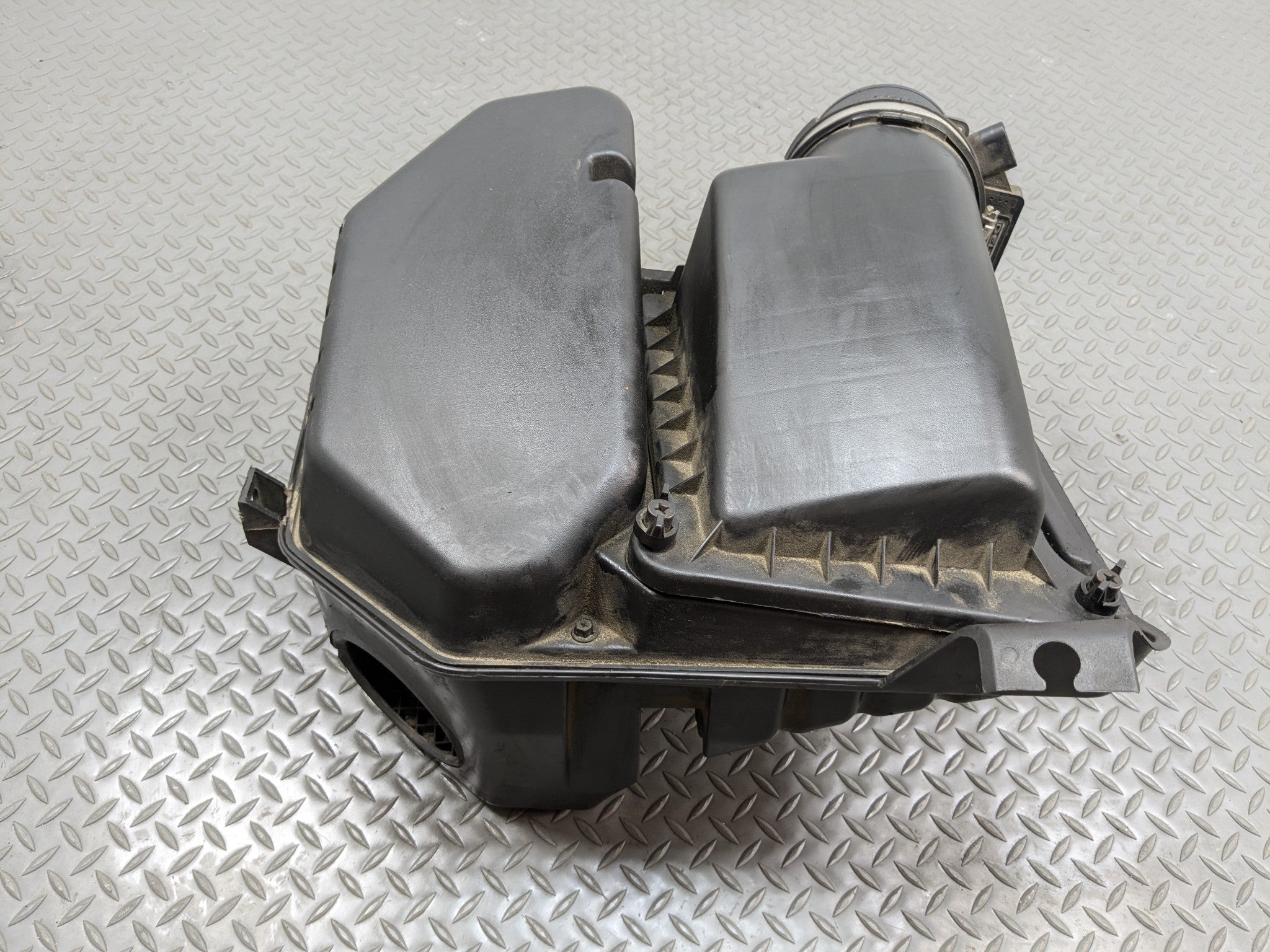 2000 - 2005 CADILLAC DEVILLE OEM AIR CLEANER INTAKE FILTER HOUSING BOX ASSEMBLY