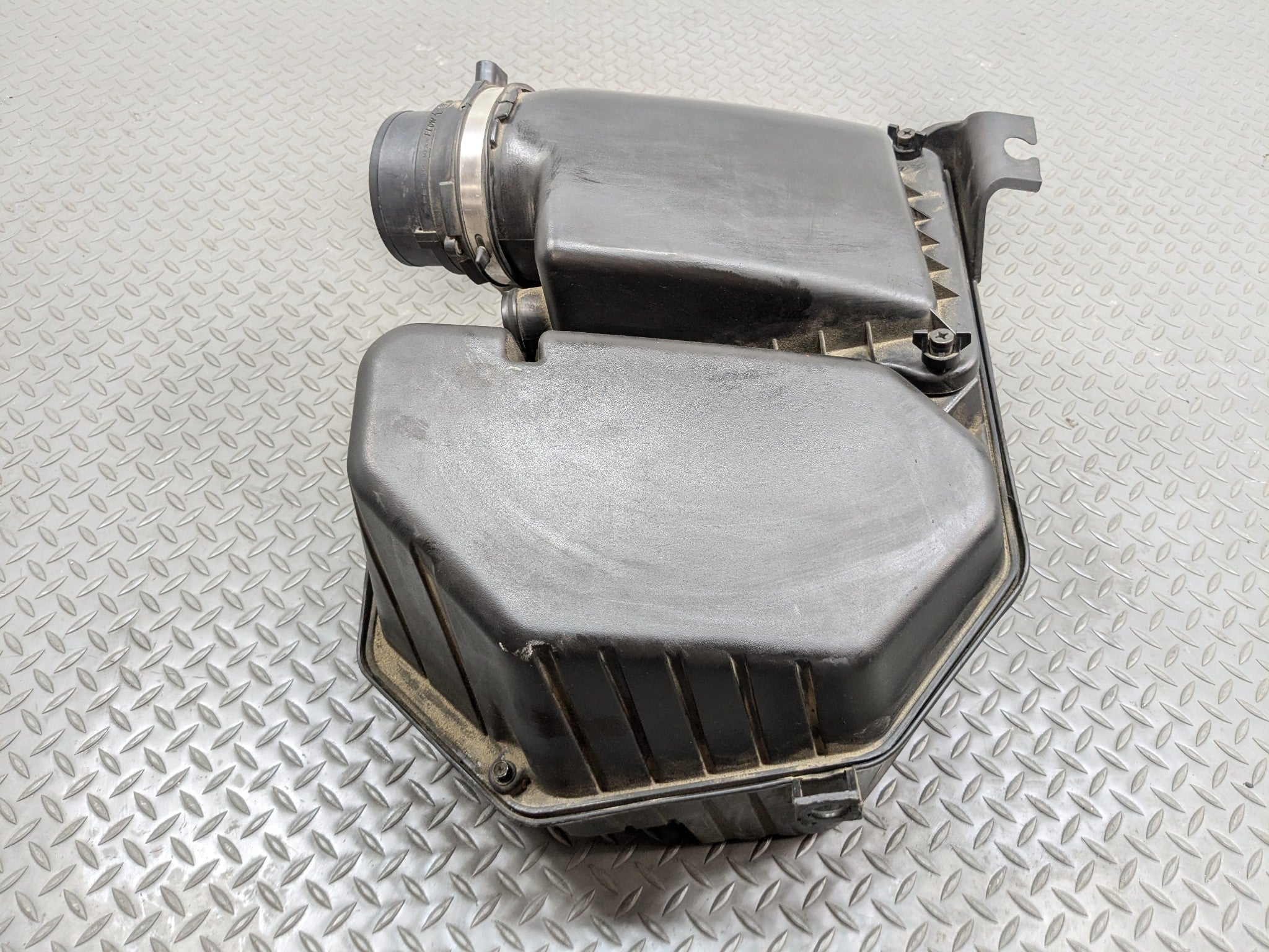 2000 - 2005 CADILLAC DEVILLE OEM AIR CLEANER INTAKE FILTER HOUSING BOX ASSEMBLY