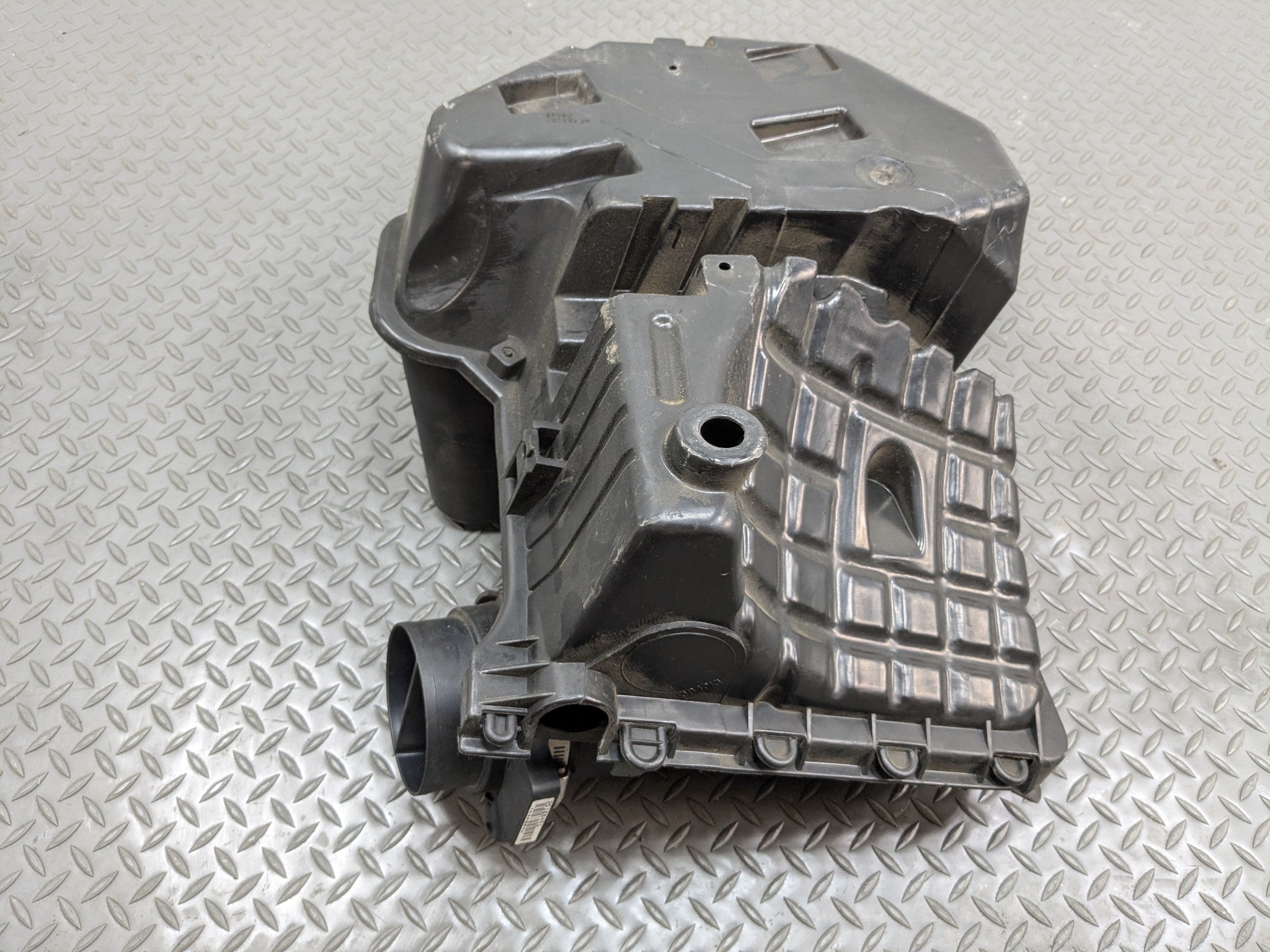 2000 - 2005 CADILLAC DEVILLE OEM AIR CLEANER INTAKE FILTER HOUSING BOX ASSEMBLY