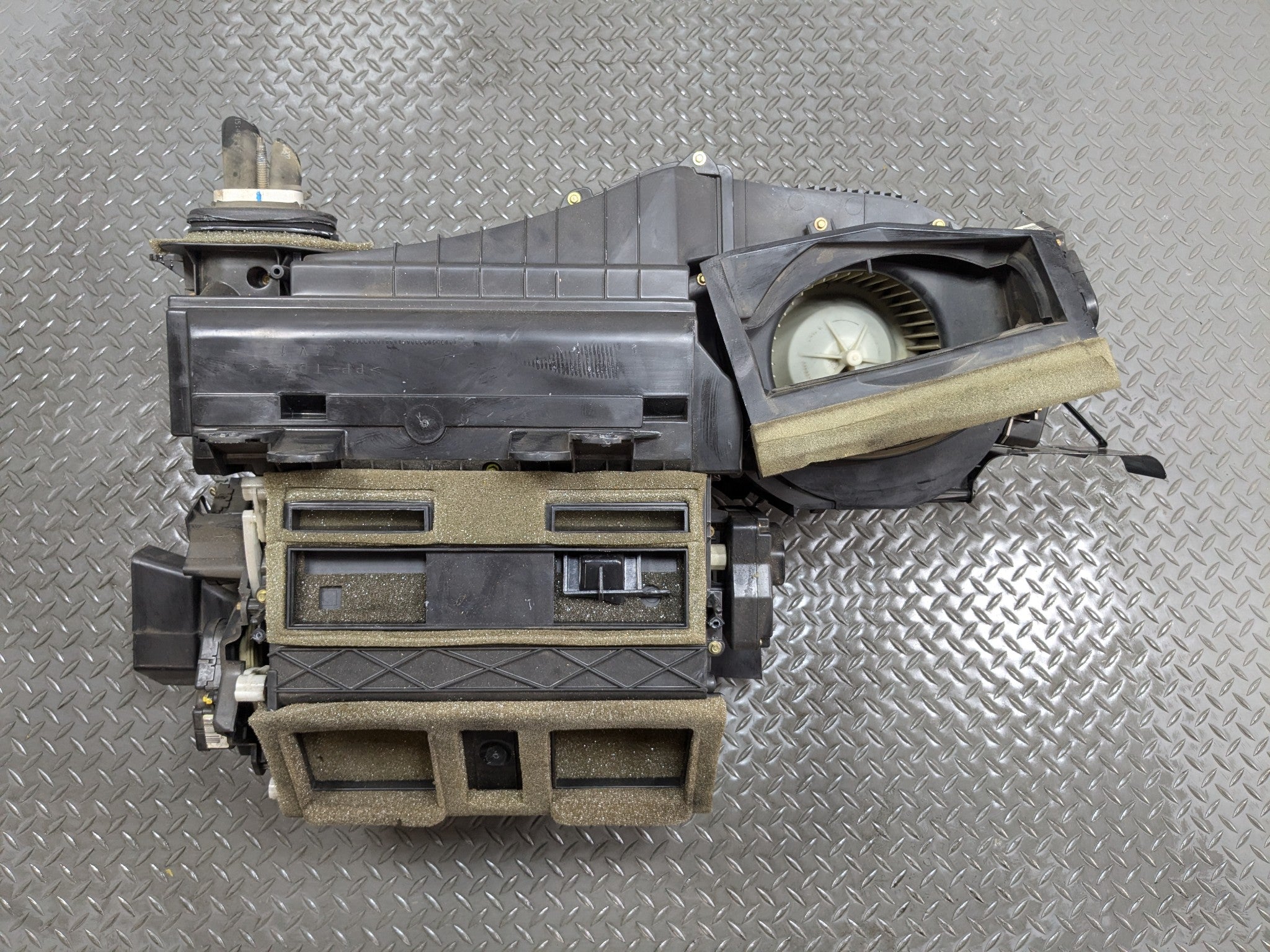2000 - 2005 CADILLAC DEVILLE OEM HVAC AC EVAPORATOR CLIMATE HEATER ASSEMBLY