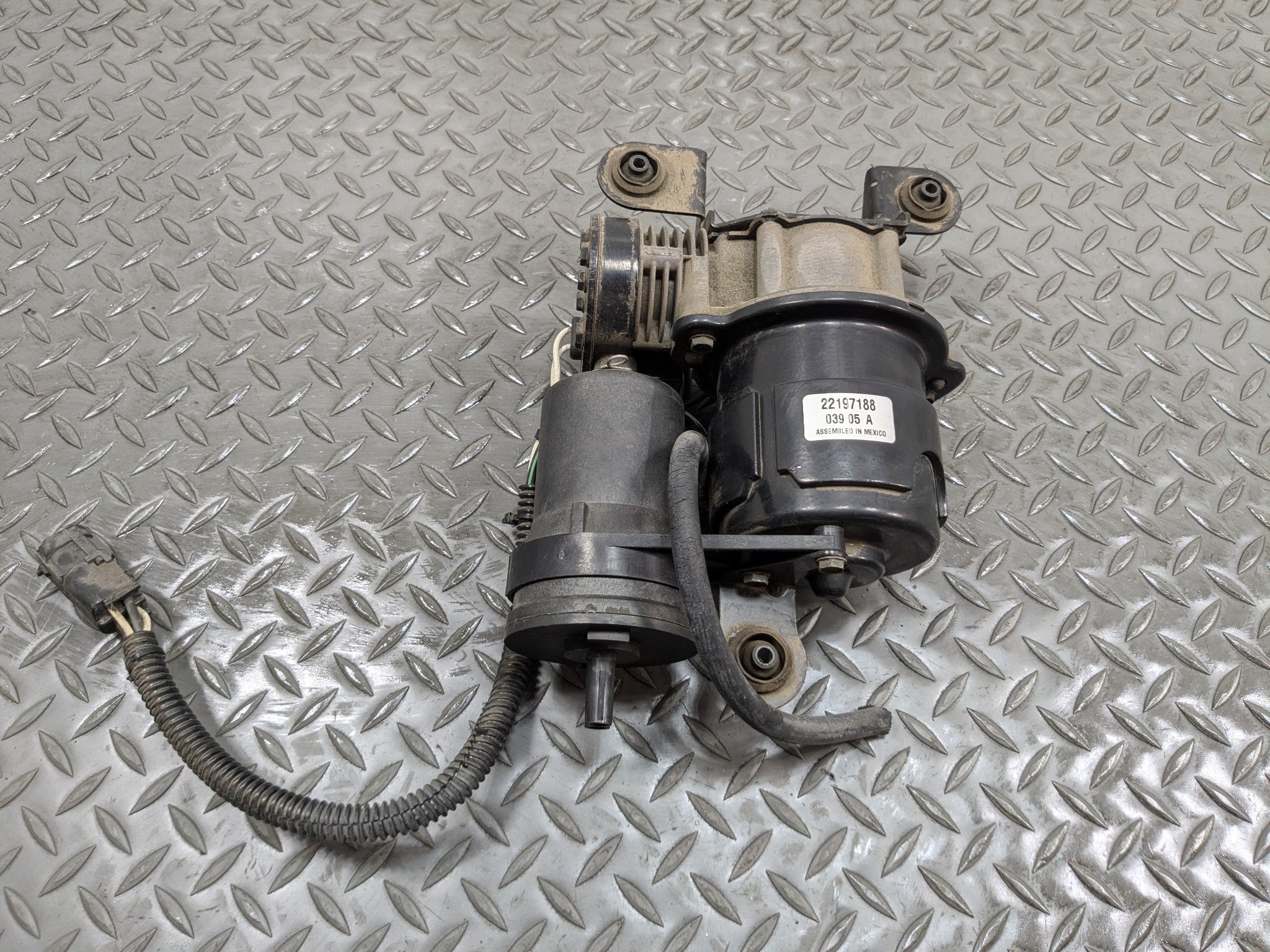 2000 - 2005 CADILLAC DEVILLE OEM AIR RIDE SUSPENSION COMPRESSOR PUMP ASSEMBLY