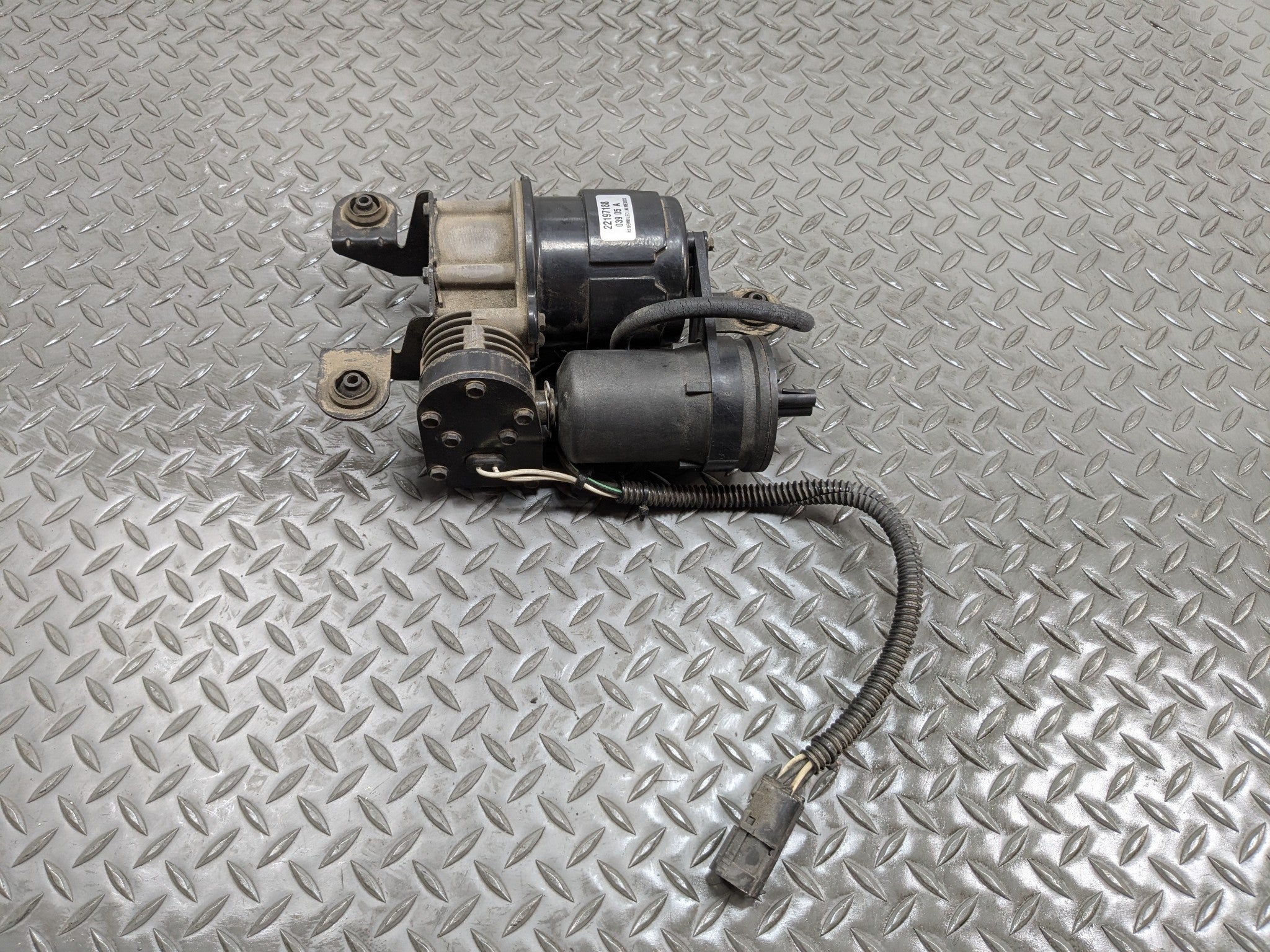 2000 - 2005 CADILLAC DEVILLE OEM AIR RIDE SUSPENSION COMPRESSOR PUMP ASSEMBLY