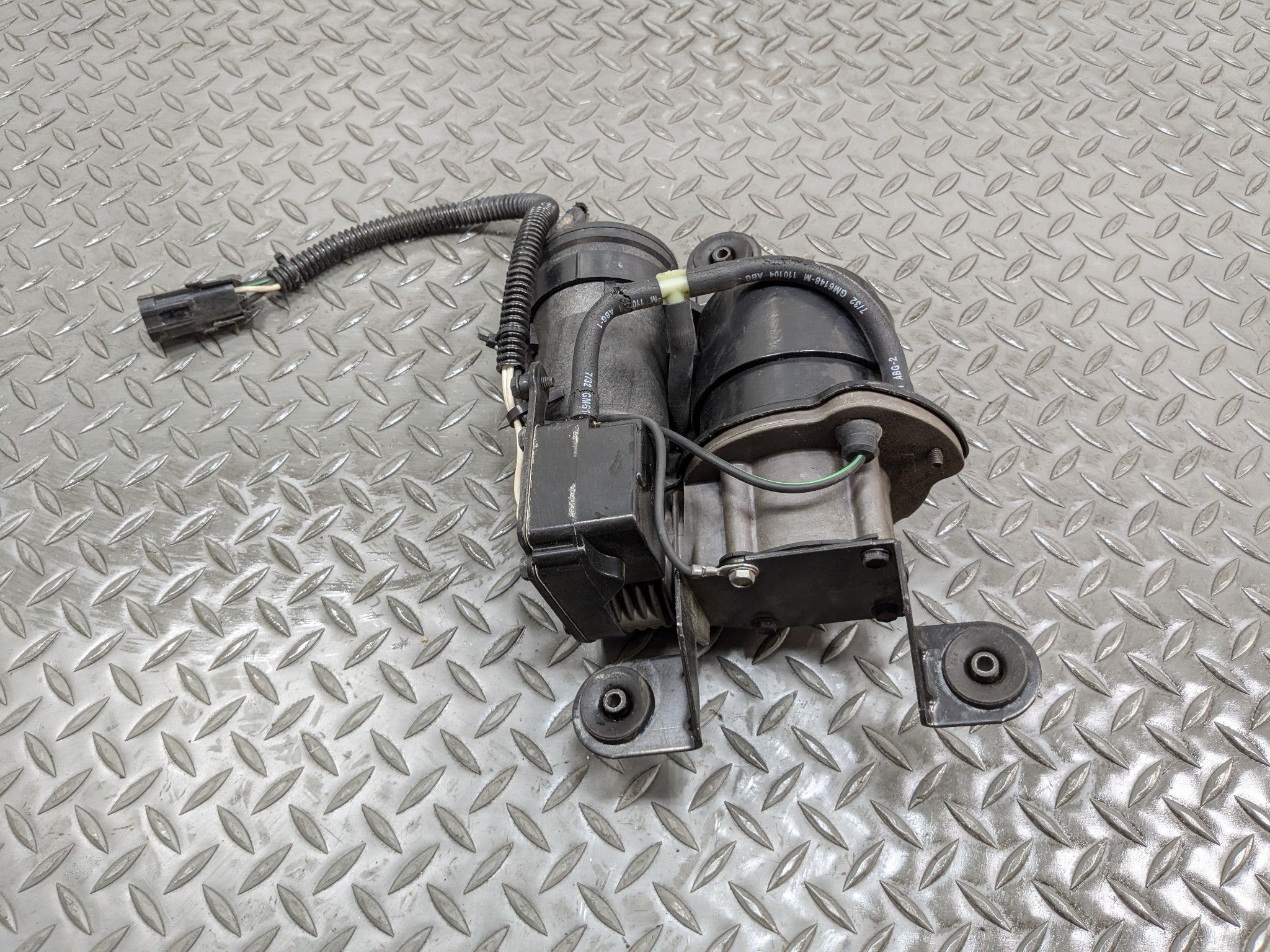 2000 - 2005 CADILLAC DEVILLE OEM AIR RIDE SUSPENSION COMPRESSOR PUMP ASSEMBLY