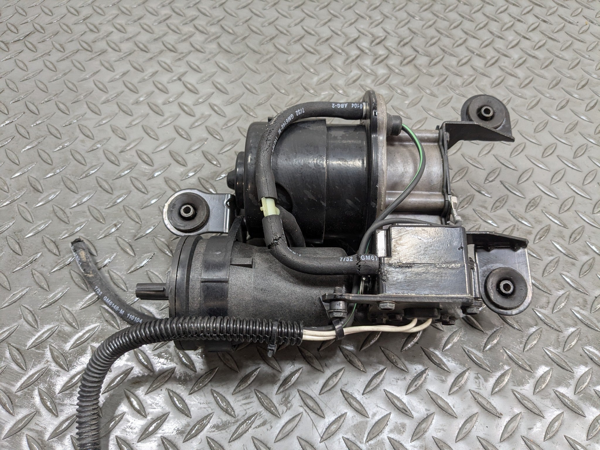2000 - 2005 CADILLAC DEVILLE OEM AIR RIDE SUSPENSION COMPRESSOR PUMP ASSEMBLY
