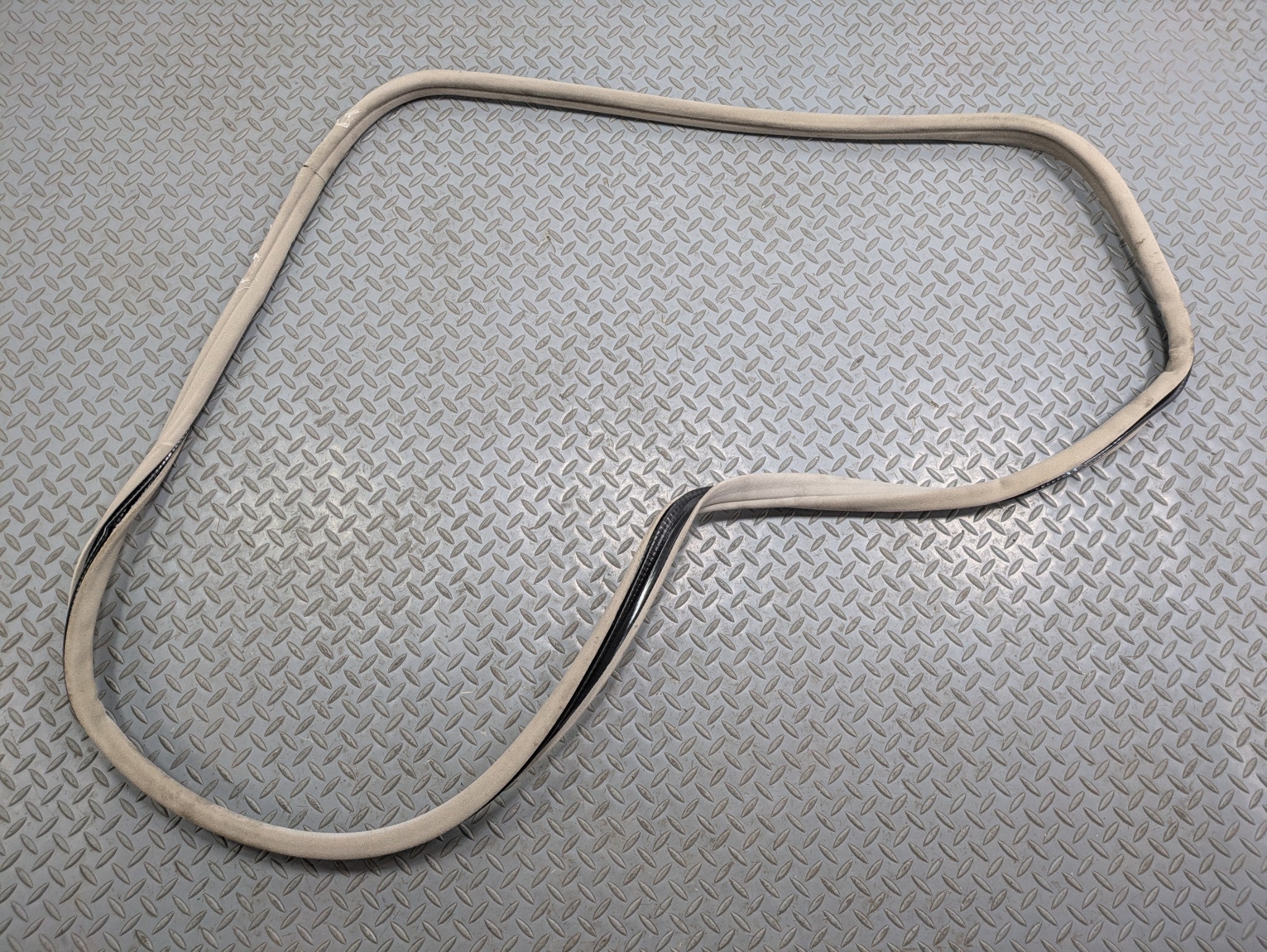00 - 05 CADILLAC DEVILLE OEM DOOR SEAL WEATHER STRIPPING RUBBER FRONT RIGHT SIDE
