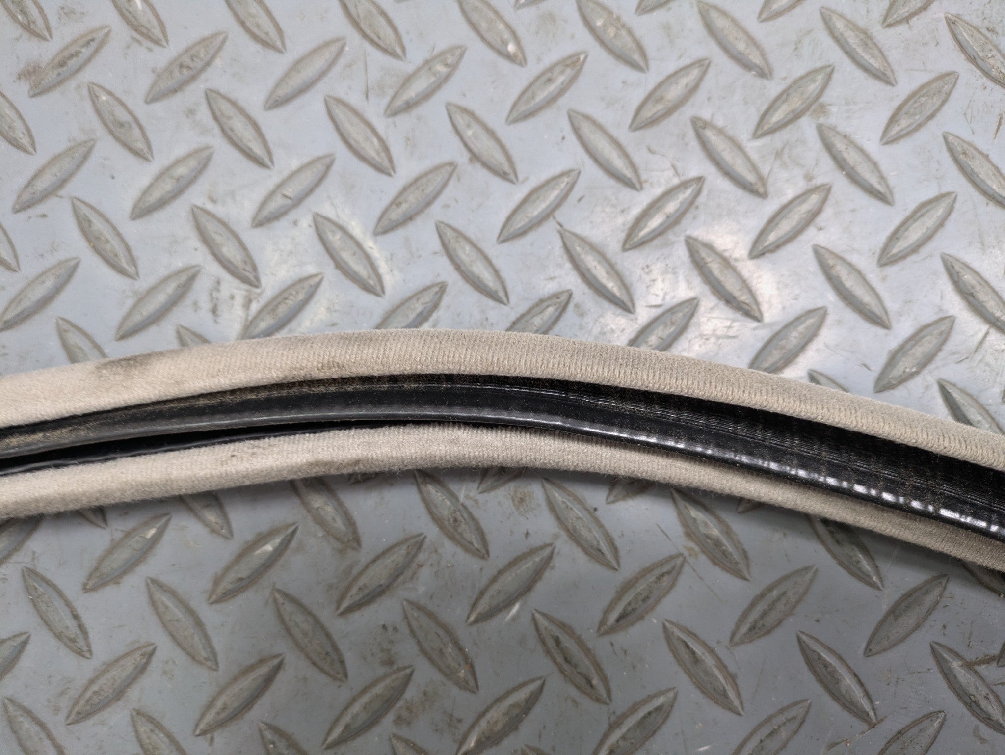 00 - 05 CADILLAC DEVILLE OEM DOOR SEAL WEATHER STRIPPING RUBBER FRONT LEFT SIDE