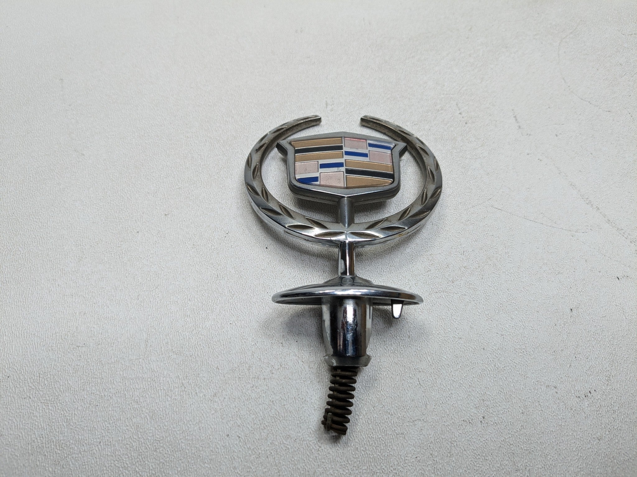 00 - 05 CADILLAC DEVILLE OEM VINTAGE HOOD ORNAMENT EMBLEM CREST WREATH CHROME