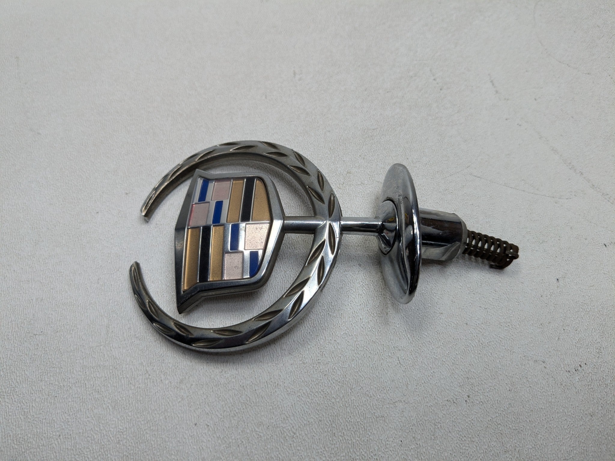 00 - 05 CADILLAC DEVILLE OEM VINTAGE HOOD ORNAMENT EMBLEM CREST WREATH CHROME