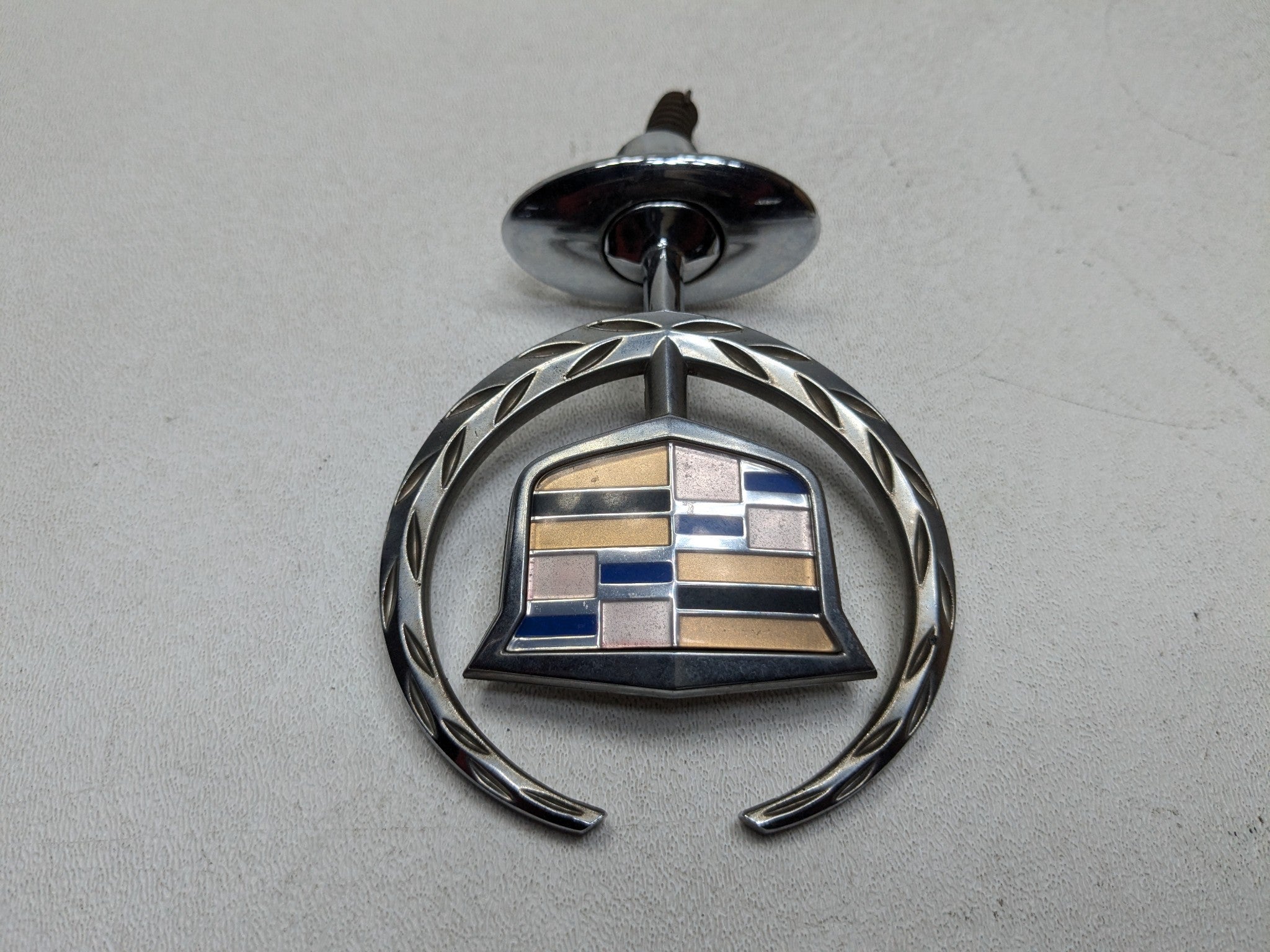 00 - 05 CADILLAC DEVILLE OEM VINTAGE HOOD ORNAMENT EMBLEM CREST WREATH CHROME