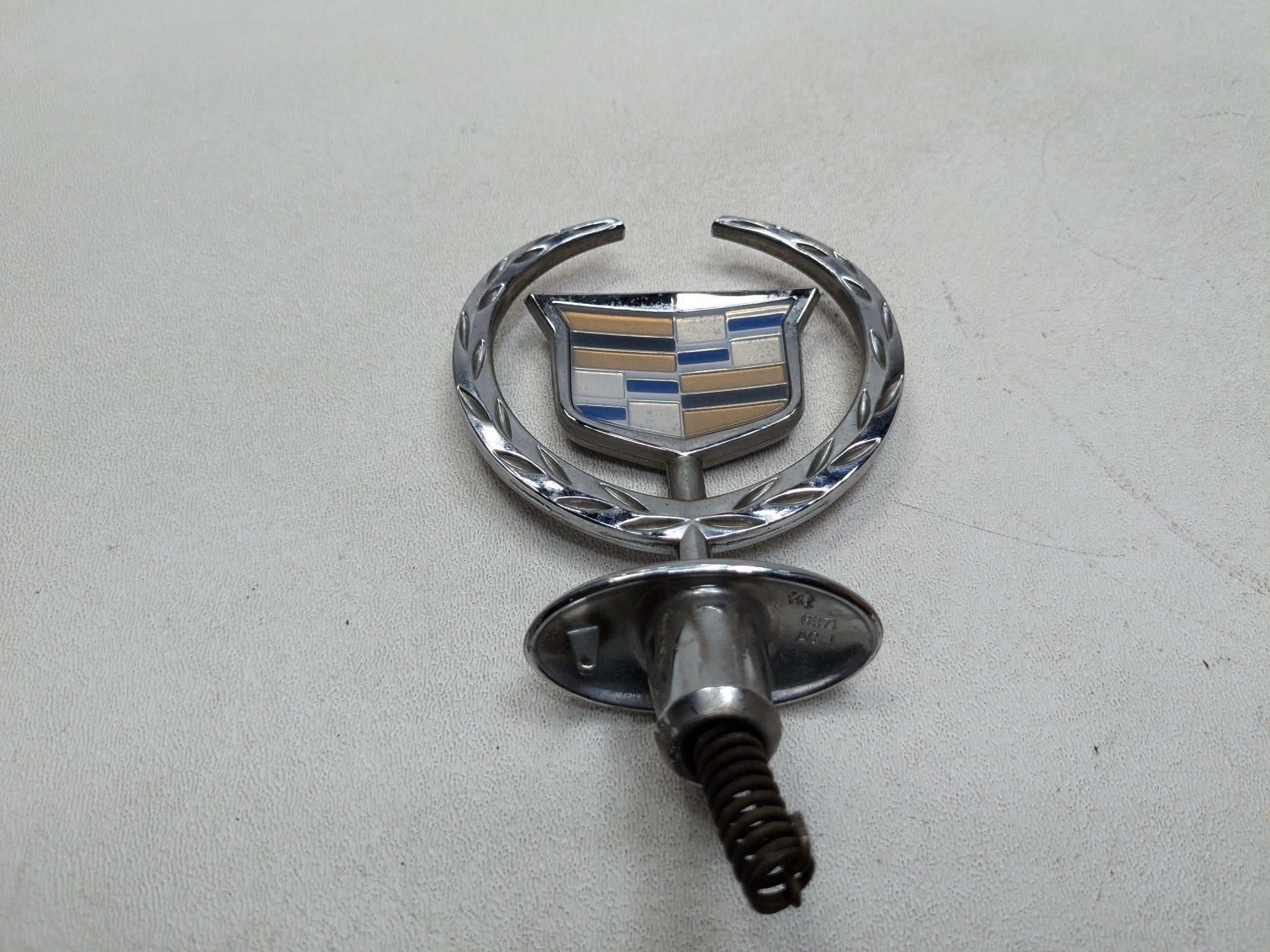 00 - 05 CADILLAC DEVILLE OEM VINTAGE HOOD ORNAMENT EMBLEM CREST WREATH CHROME