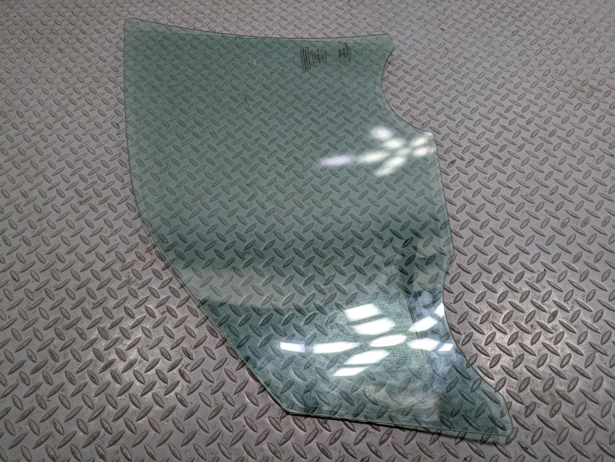 2000 - 2005 CADILLAC DEVILLE OEM DOOR WINDOW GLASS FRONT RIGHT PASSENGER SIDE