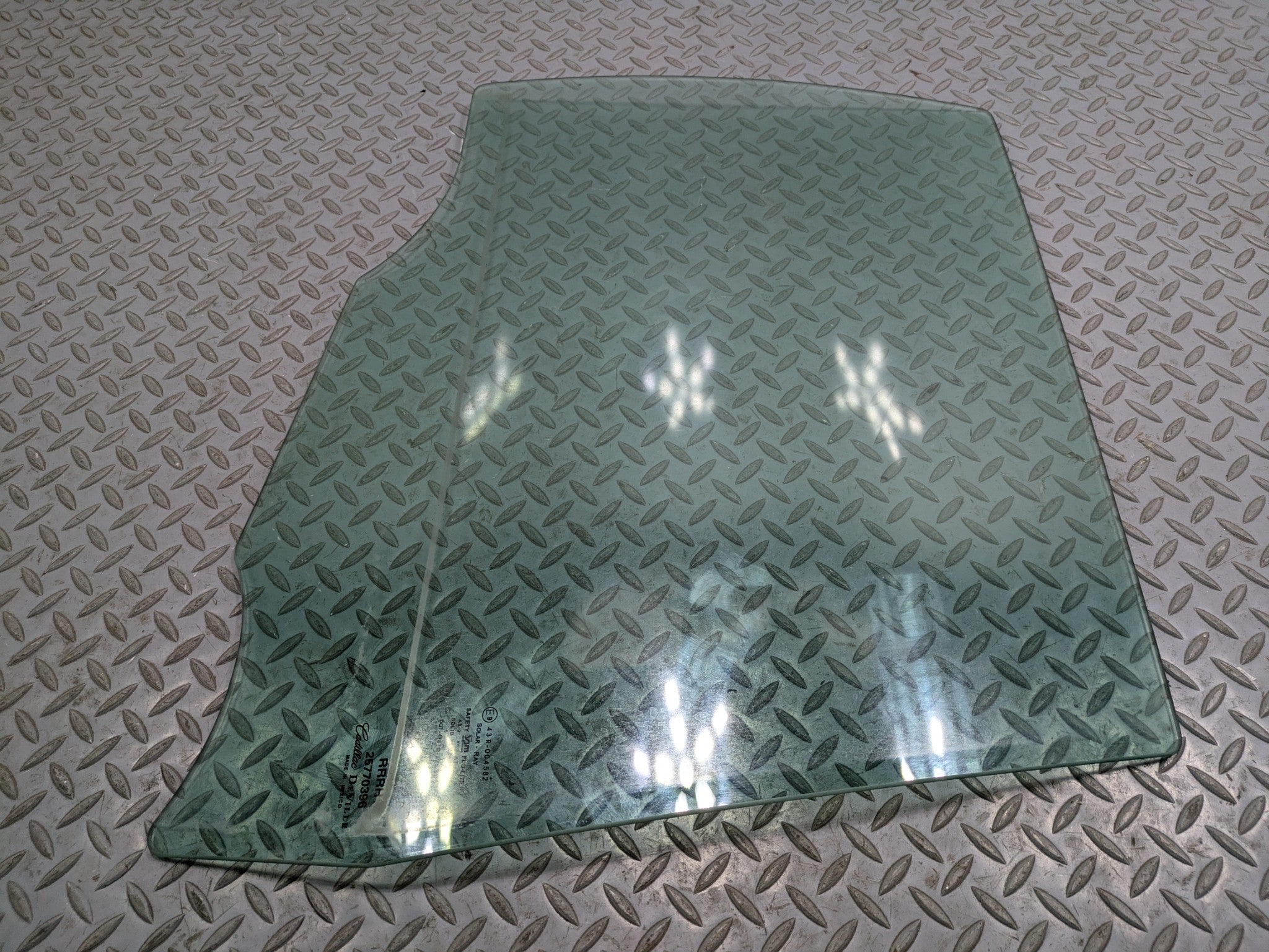 2000 - 2005 CADILLAC DEVILLE OEM DOOR WINDOW GLASS REAR RIGHT PASSENGER SIDE