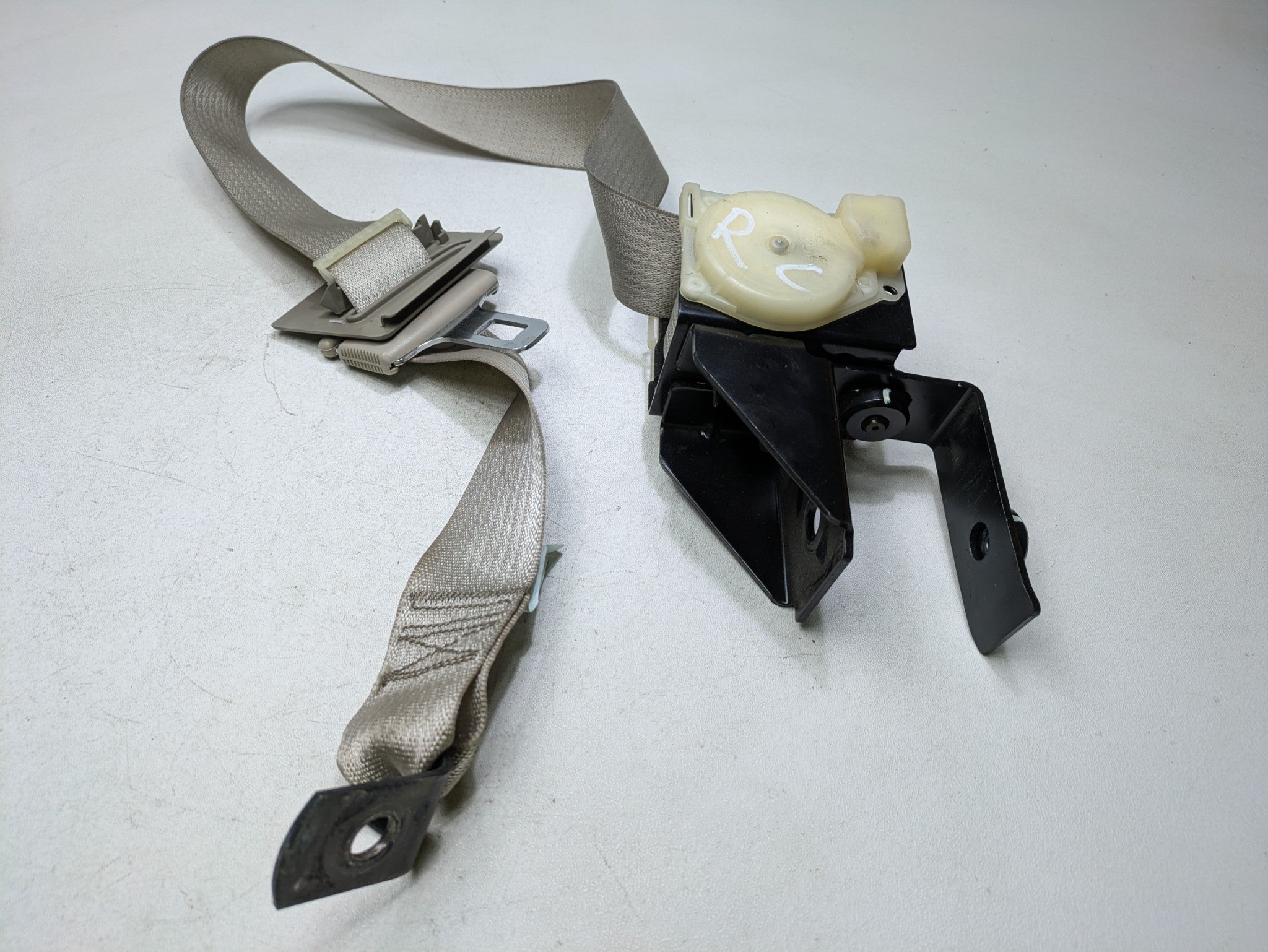 2000 - 2005 CADILLAC DEVILLE OEM SEAT BELT RETRACTOR REAR CENTER IRONSIDE GREY