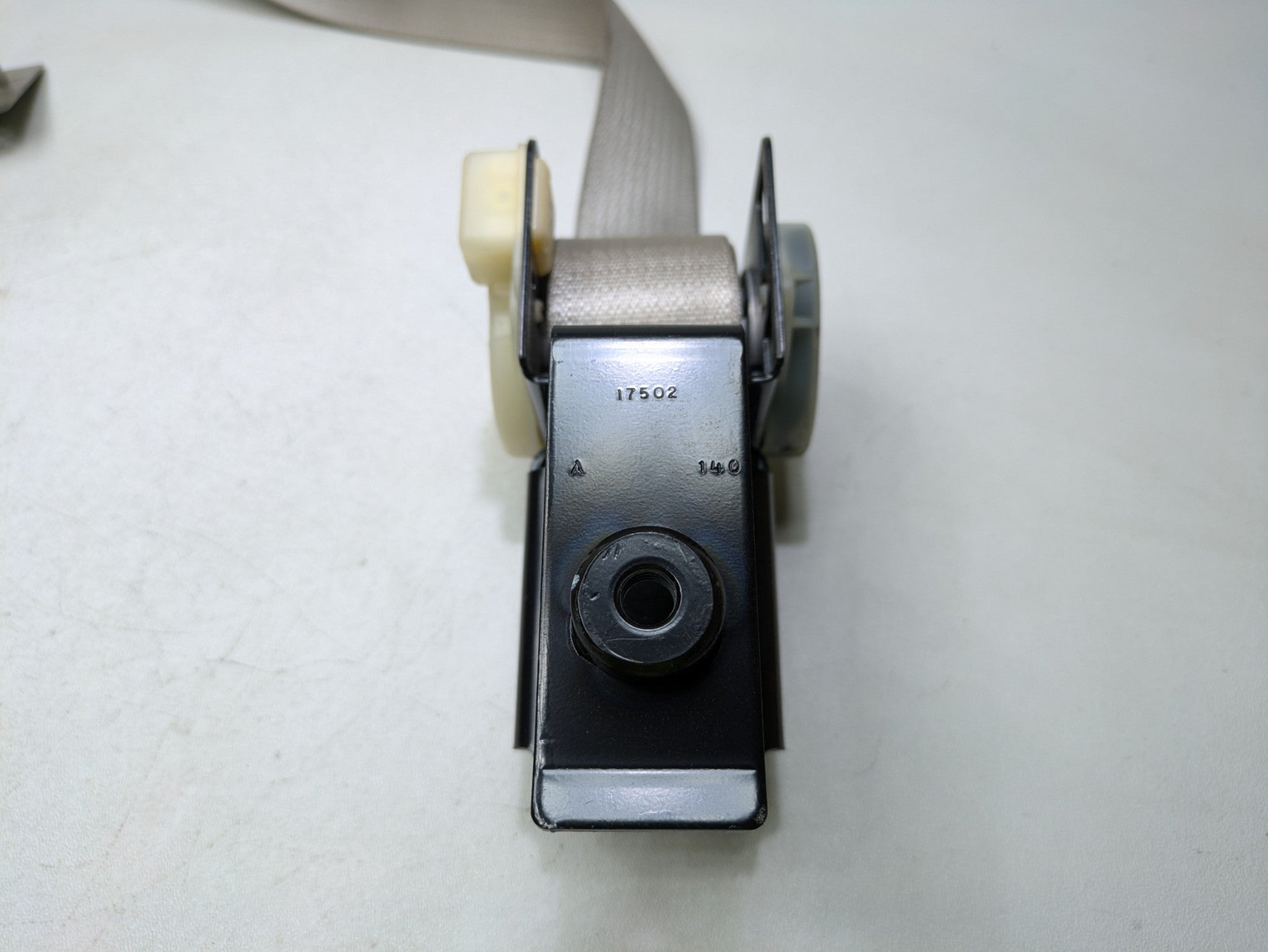 2000 - 2005 CADILLAC DEVILLE OEM SEAT BELT RETRACTOR REAR CENTER IRONSIDE GREY
