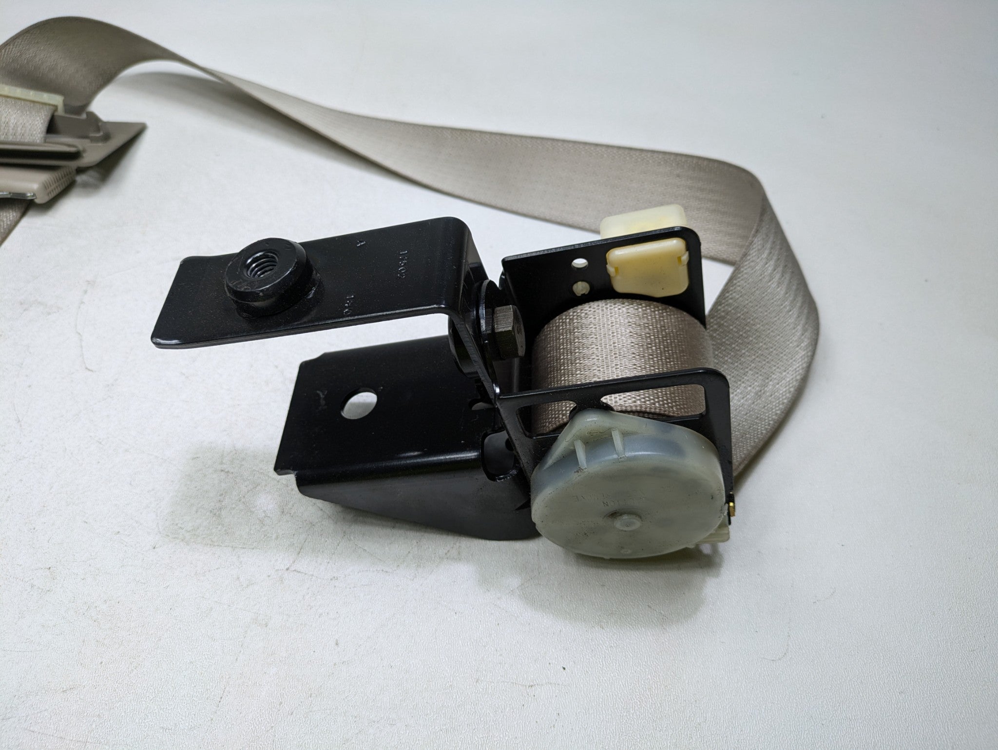 2000 - 2005 CADILLAC DEVILLE OEM SEAT BELT RETRACTOR REAR CENTER IRONSIDE GREY