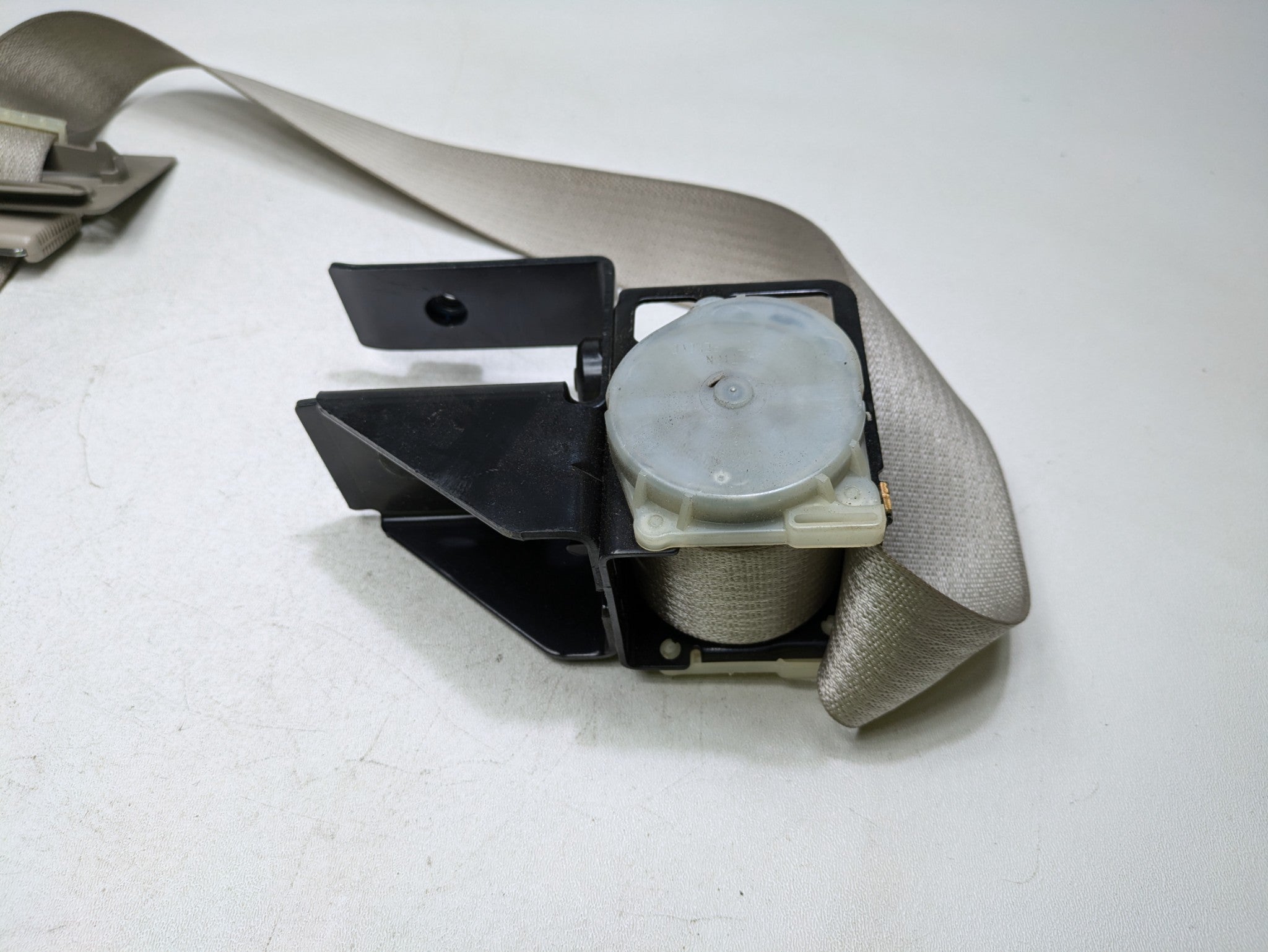 2000 - 2005 CADILLAC DEVILLE OEM SEAT BELT RETRACTOR REAR CENTER IRONSIDE GREY