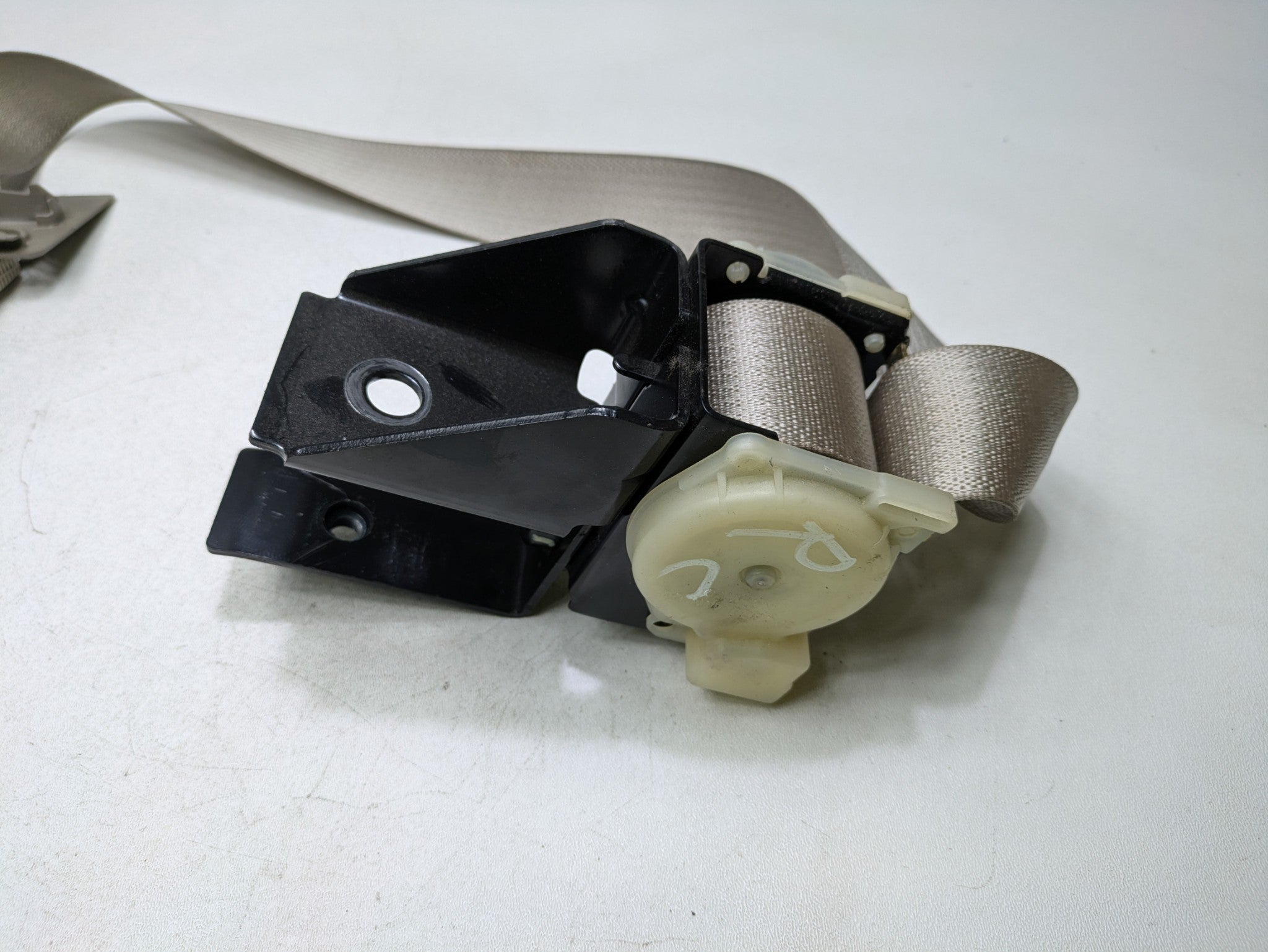 2000 - 2005 CADILLAC DEVILLE OEM SEAT BELT RETRACTOR REAR CENTER IRONSIDE GREY