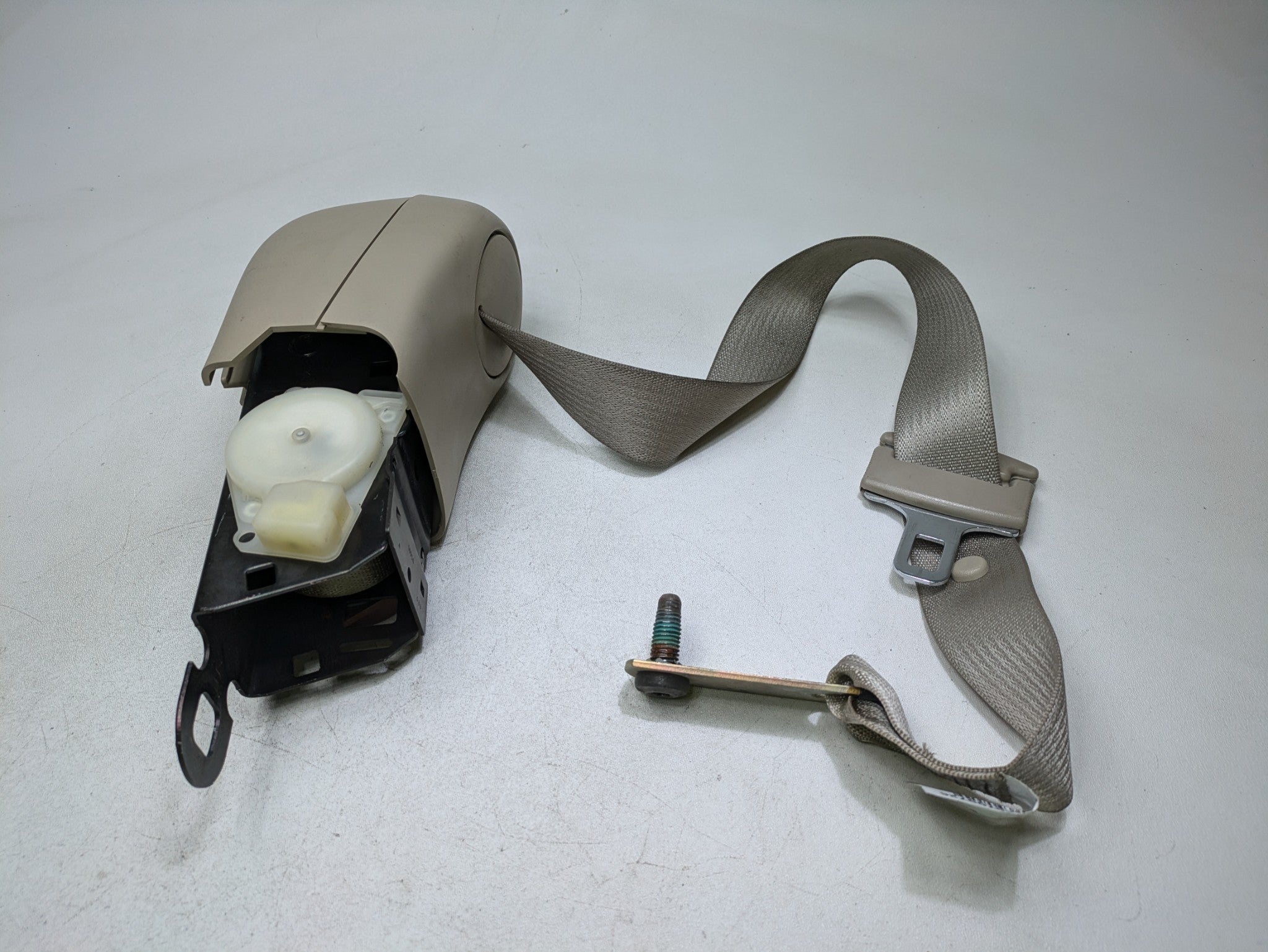 2000 - 2005 CADILLAC DEVILLE OEM SEAT BELT RETRACTOR REAR RIGHT PASSENGER SIDE