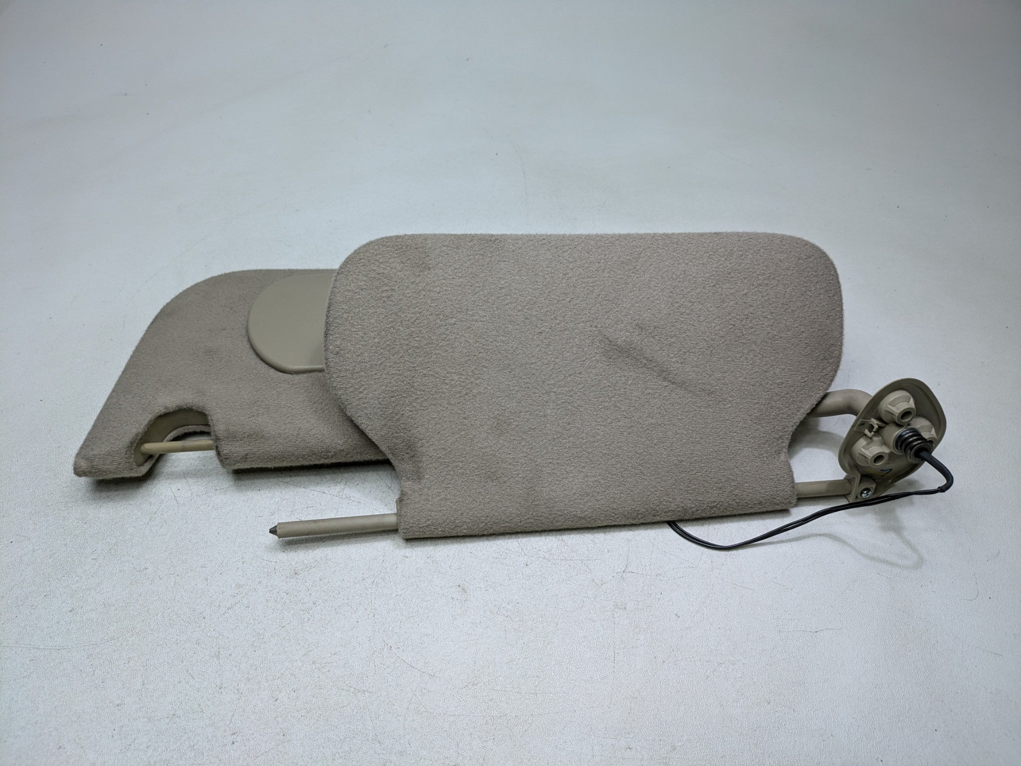 2000 - 2005 CADILLAC DEVILLE OEM SUN VISOR INTERIOR UPPER ROOF FRONT LEFT SIDE