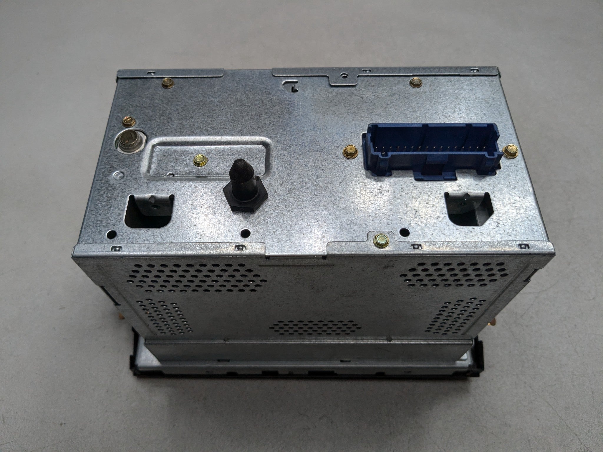 00 - 05 CADILLAC DEVILLE OEM RADIO STEREO RECEIVER UNIT AUDIO VISUAL EQUIPMENT