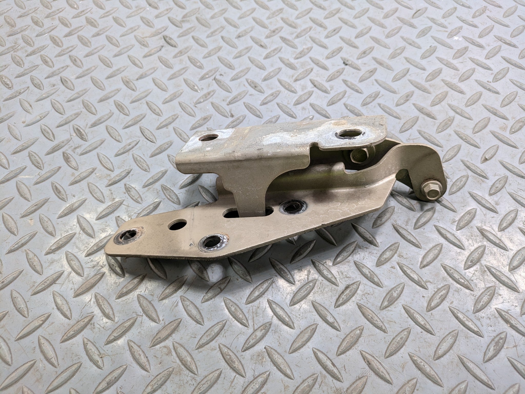 00 - 05 CADILLAC DEVILLE OEM HOOD HINGE SUPPORT BRACKET FRONT LEFT DRIVER SIDE